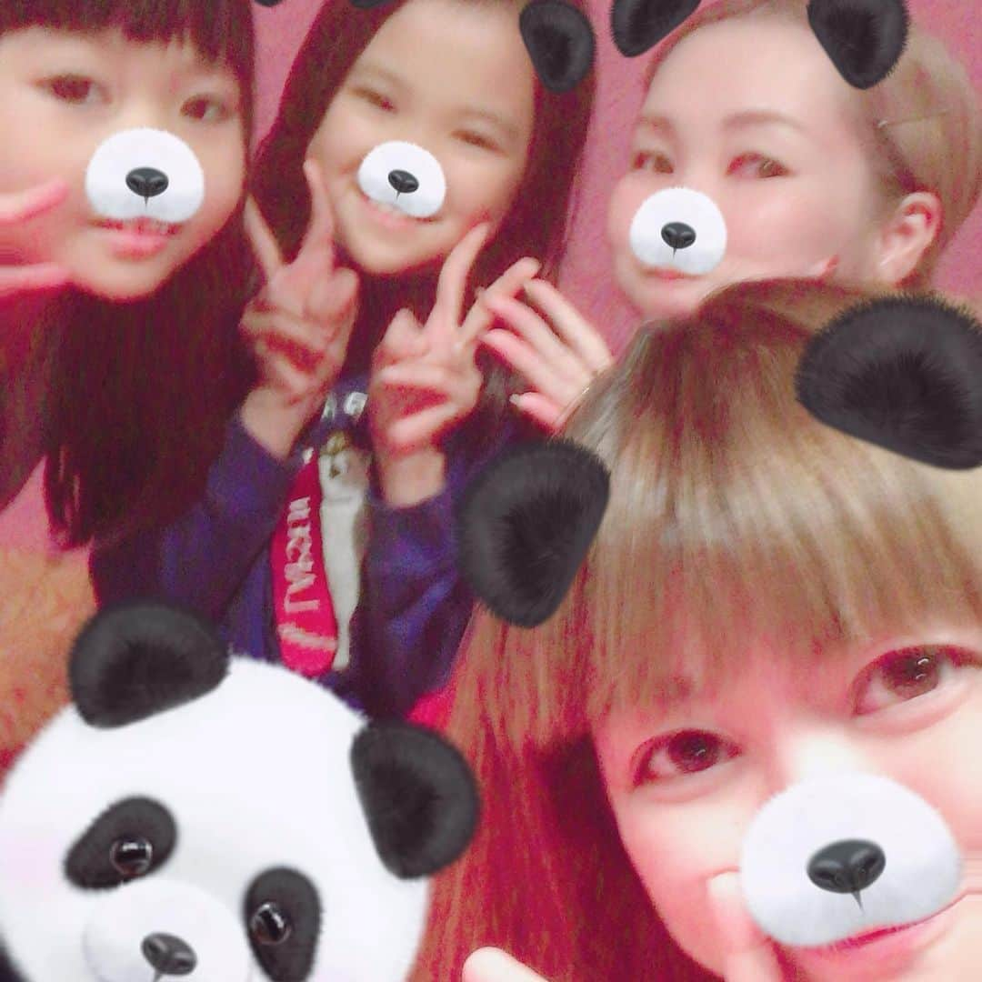 飴宮さゆりさんのインスタグラム写真 - (飴宮さゆりInstagram)「私が京都で16歳ぐらい（バンドやってた時）から仲良くしてくれてるお友達家族が急なお誘いにも関わらずご飯行ってくれたー😂もうさー、泣きそうよ、てか毎日泣いているよ写真眺めてさなんて私は素敵な仲間に恵まれているんやって本当に思う🙏✨マジで感謝感激です‼️ 皆んなのお子は4年生とかなって、私より少し先輩やけどこれからも仲良くして下さいめっちゃんこありがとー‼️ 和田家、ゆりちゃん本間に楽しかったよー✨✨✨また遊んでね👍 雲呑ショップ70ナナマルさんもおーきにです‼️めっちゃ美味しかった‼️すぐ食べてもーて雲呑写真一枚もない🤣笑 #京都 #元田中 #ワンタンスープ #雲呑ショップ70 #10年ぶりの再会 #久しぶりに会ってもみんな変わってない #京都っていいね」11月22日 23時32分 - amemiya_sayuri1023