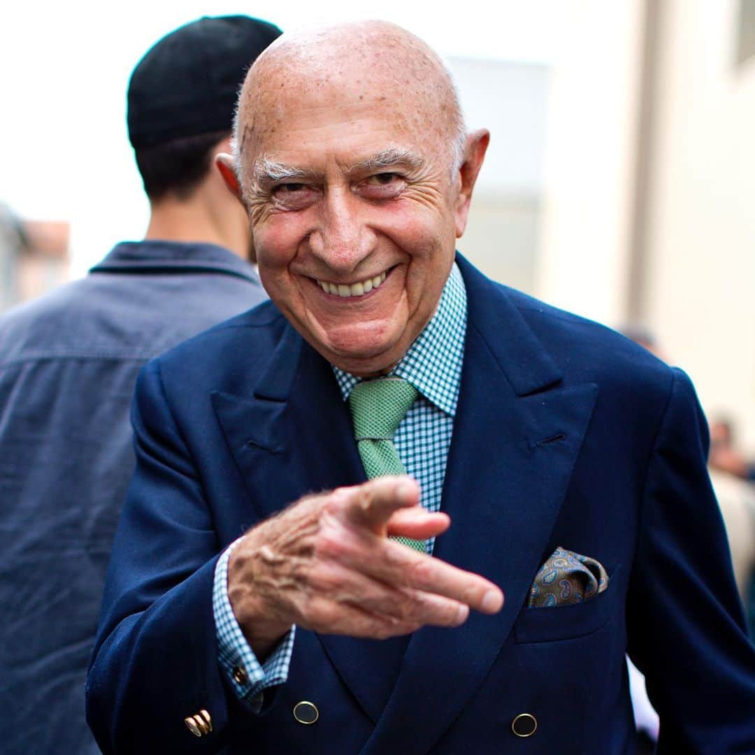 スコット・シューマンのインスタグラム：「It took a while to win over Beppe, he was so good  at promoting other people that he always seemed surprised when I asked to take his photo (as you see in slides 2-4) Eventually ,over many conversations between fashion shows, we began a great friendship and he always had a big, relaxed smile..the mark of a true friendship.」