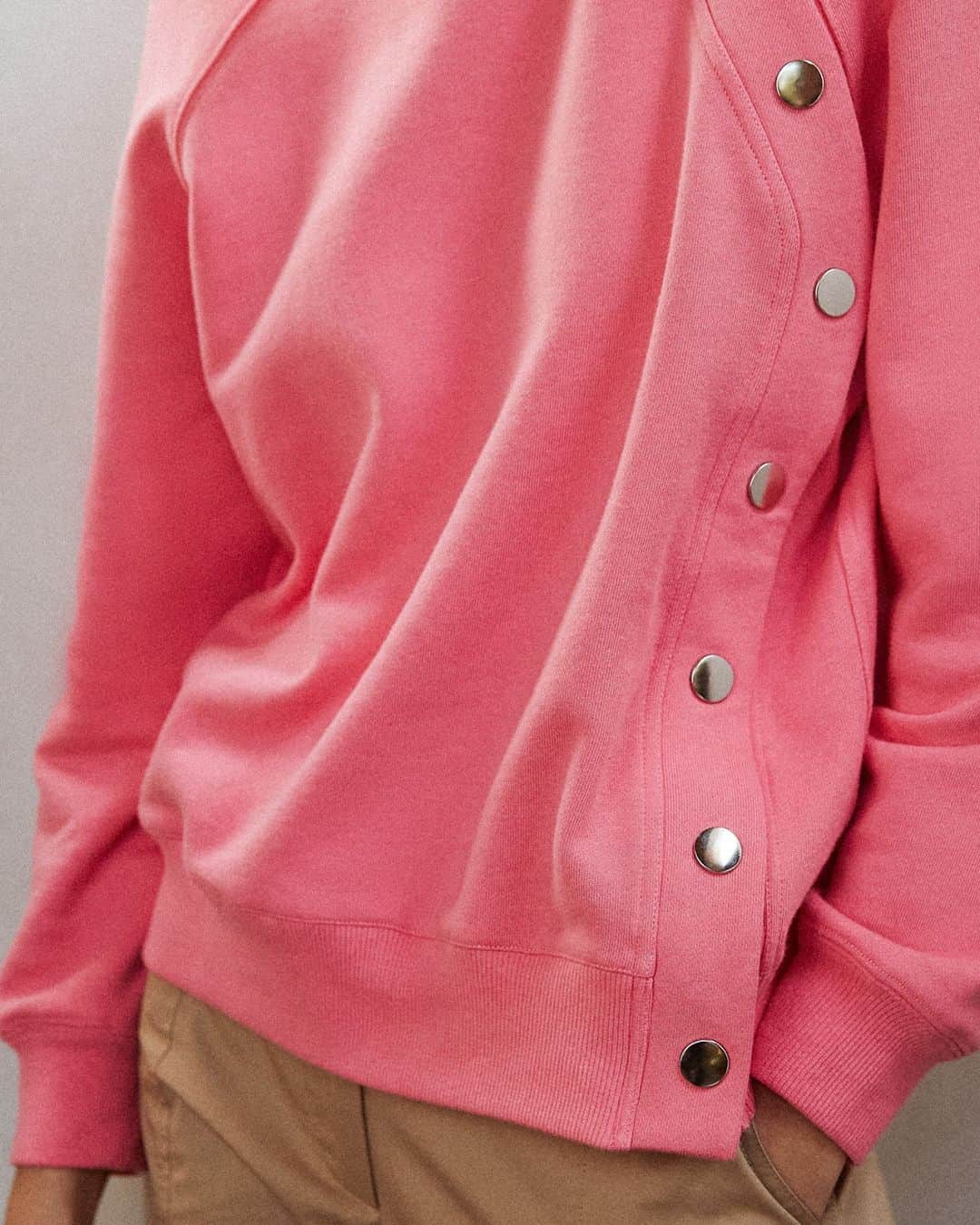 デレクラムのインスタグラム：「The season’s stand out sweater — Liana Sweatshirt in bright pink.」