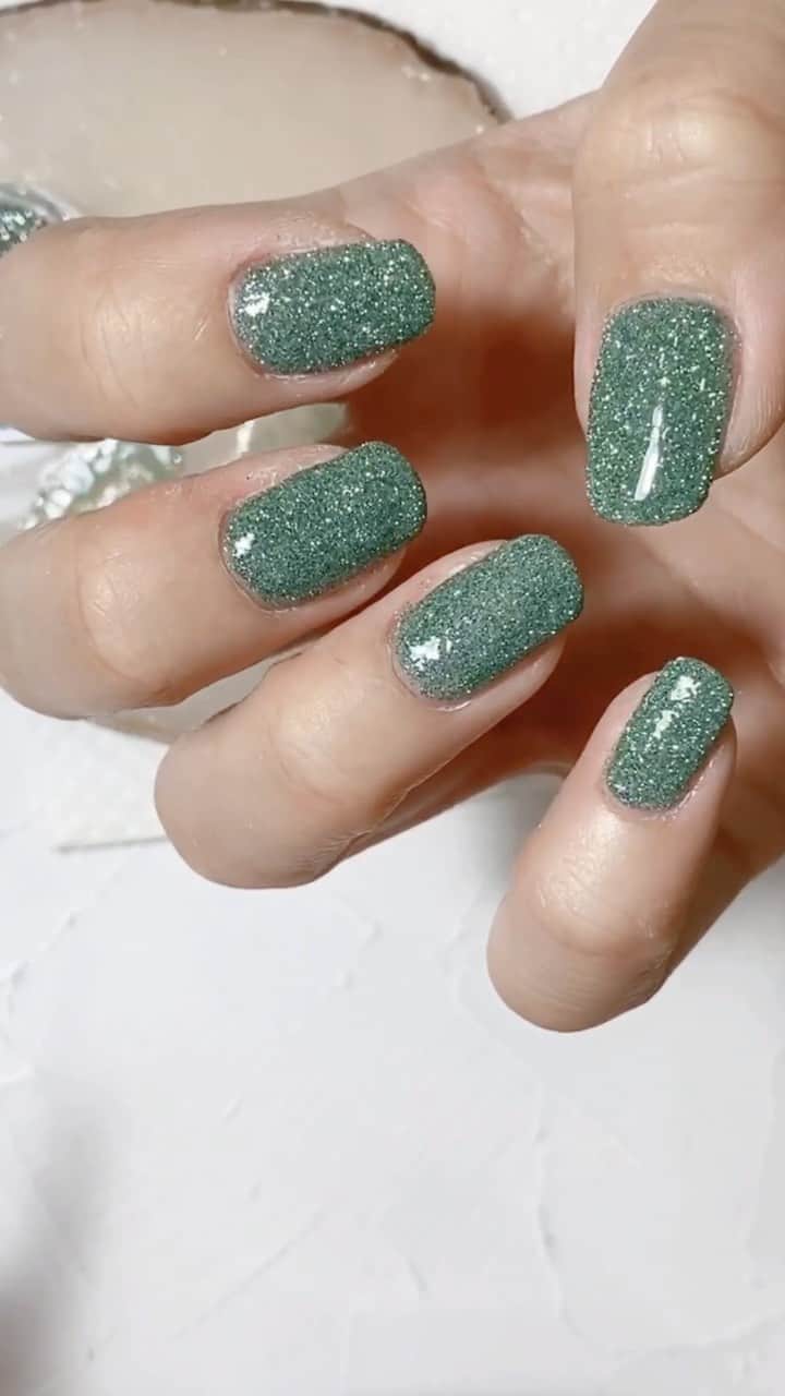 なかやまちえこのインスタグラム：「フラッシュグリッター✨ ⠀  My nail new set!!! Apply a glitter! ⠀ PREGEL・Betty gel・きまぐれキャット・PREANFA・PREXY商品は、⠀ ⠀ ネイリストの方は↓ ⠀ プリモール @nail_premall ⠀ http://gelnailshop.com/ ⠀ ⠀ キャンディポケット @candypocket_official ⠀ http://www.beautysupport.jp/sm/script_main/shoptop.php ⠀ ⠀ セルフの方は↓ ⠀ ジョイアート @joyartofficial ⠀ http://joyart.biz/ ⠀ にて購入頂けます☺️⠀  #nail #nails #nailart #ネイル #美甲 #ネイルアート  #japanesenailart #manucure #japanesenails #manicurist #gelnails #أظافر #네일아트 #미용 #vẽmóng #ジェルオフ #removegel @preanfaofficial @prexyofficial」