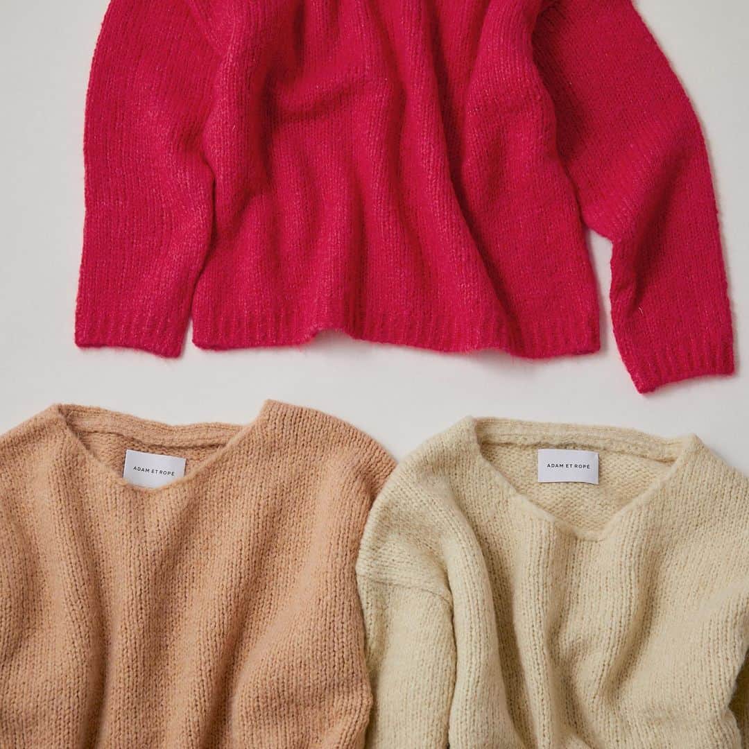 のインスタグラム：「.﻿ RECOMMEND ITEM for FEMME﻿ ﻿ ◾︎ローゲージモヘヤ混プルオーバー﻿ ¥9,800+tax ﻿ color : pink / beige / white﻿ ﻿ イタリアにある[Filcompany社]のモヘヤ(モヘア)混糸を使用した、3ゲージの天竺編みニットです。﻿ ゆったりとしたシルエットのローゲージニットですが、バランスが整うように着丈を短めに仕上げた形になっており、デコルテラインがのぞく女性らしい襟ぐが魅力。ふわふわとした表情感があるので、シンプルデザインながらも存在感があり、これからの季節にぴったりのアイテムです。﻿ ﻿ @adametrope﻿ @jadorejunonline ﻿ #adametrope#jadorejunonline#knit」