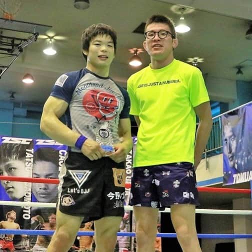 青木真也のインスタグラム：「岩本健汰が今成正和に勝つ。僕は2003年に今成さんに組み技を教わった。そのおかげで今がある部分は少なからずある。今、練習してもらっている岩本さんが今成さんに極めて勝つ。それも肩固めは僕が伝えて、岩本さんが改良した技だから、夜になってしんみりくる。岩本さんにいつか挑戦してみたい。」