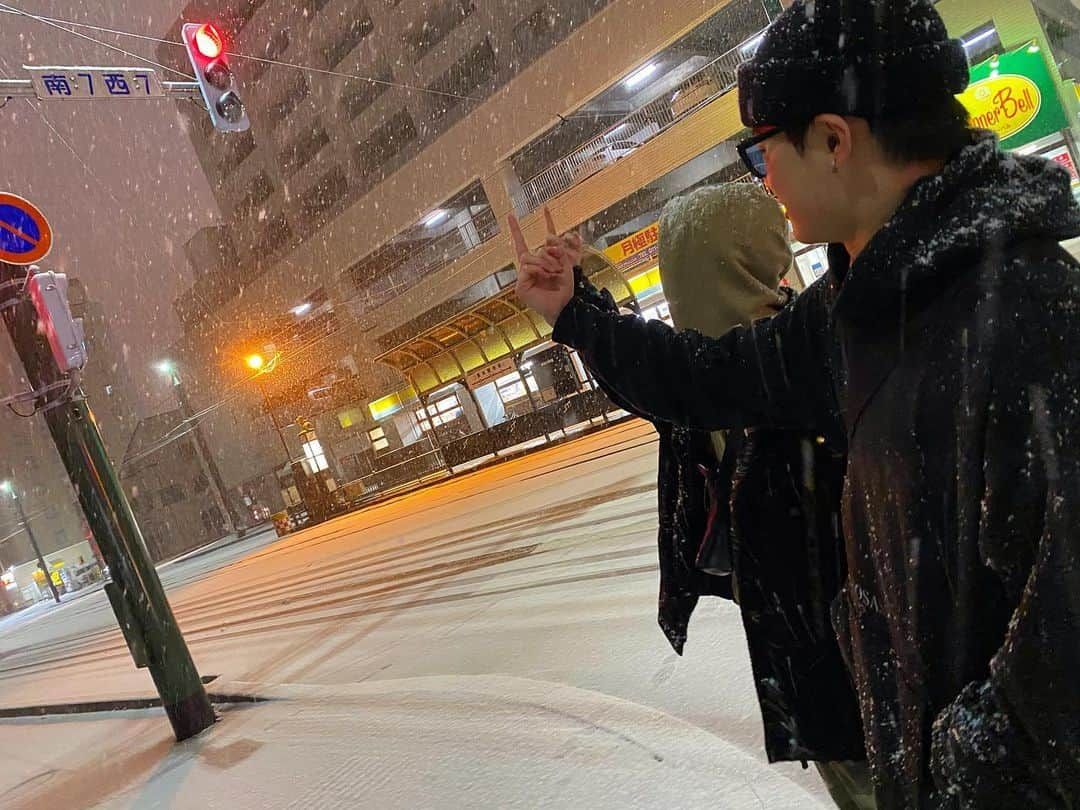 新井雄大のインスタグラム：「Snow times 全てがそうと思ってるわけじゃないけど 概念的にはfuck the police  表面的には善意だよね。」