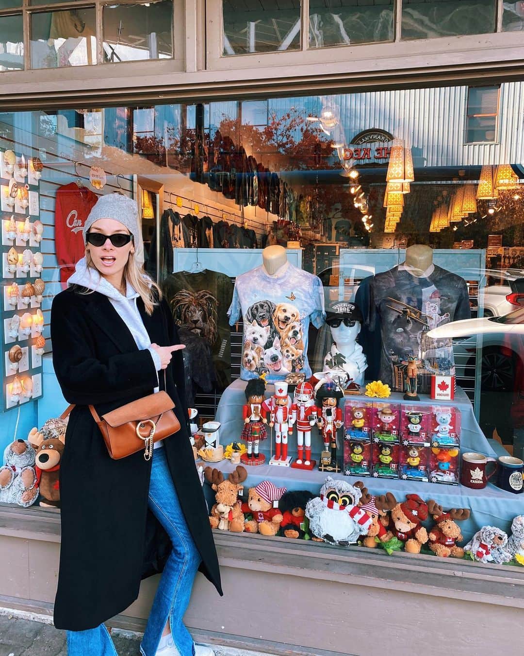 レイチェル・スカーステンのインスタグラム：「Spotted: my pup faces t-shirt in this fine establishment. Clearly there’s a real market for this shirt - grandmas unite amiright?! 👏🏼👏🏼」