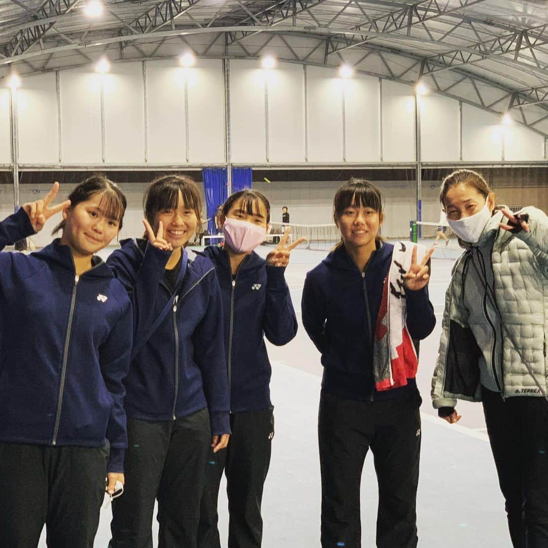 伊達公子さんのインスタグラム写真 - (伊達公子Instagram)「伊達公子×YONEX PROJECT 第7回　2日目 練習試合中心の2日間は緊張感を持ってジュニアたちには刺激のある内容になったと感じています。 ジュニアたちにとっては厳しいと感じることもあるかもしれないけれどこのプロジェクトはグランドスラムジュアに近づけるレベルに引き上げることを目的としたもの。世界に行くために必要なことを感じ取って欲しいからこそのこと。 そこはぶれずに伝え続けたい。 ＃伊達公子 ＃kimikodate  #テニス  #テニスプレイヤー #tennis  #tennisplayer #yonexproject #yonex #yonexjapan #yonextennis #girlsjuniors #リポビタン #大正製薬 #emシステムズ #emsystems #スポル #インドアテニスコート」11月22日 23時53分 - kimiko.date