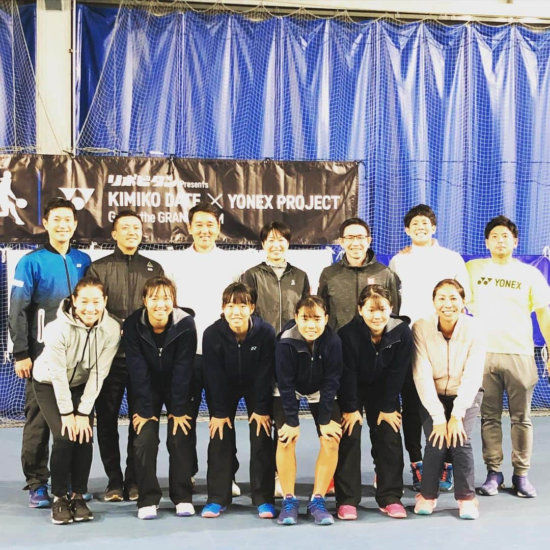 伊達公子さんのインスタグラム写真 - (伊達公子Instagram)「伊達公子×YONEX PROJECT 第7回　2日目 練習試合中心の2日間は緊張感を持ってジュニアたちには刺激のある内容になったと感じています。 ジュニアたちにとっては厳しいと感じることもあるかもしれないけれどこのプロジェクトはグランドスラムジュアに近づけるレベルに引き上げることを目的としたもの。世界に行くために必要なことを感じ取って欲しいからこそのこと。 そこはぶれずに伝え続けたい。 ＃伊達公子 ＃kimikodate  #テニス  #テニスプレイヤー #tennis  #tennisplayer #yonexproject #yonex #yonexjapan #yonextennis #girlsjuniors #リポビタン #大正製薬 #emシステムズ #emsystems #スポル #インドアテニスコート」11月22日 23時53分 - kimiko.date