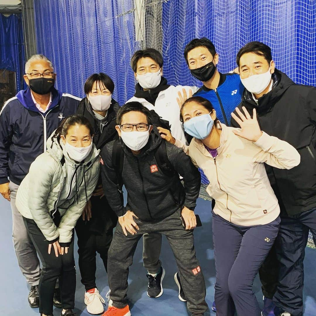 伊達公子さんのインスタグラム写真 - (伊達公子Instagram)「伊達公子×YONEX PROJECT 第7回　2日目 練習試合中心の2日間は緊張感を持ってジュニアたちには刺激のある内容になったと感じています。 ジュニアたちにとっては厳しいと感じることもあるかもしれないけれどこのプロジェクトはグランドスラムジュアに近づけるレベルに引き上げることを目的としたもの。世界に行くために必要なことを感じ取って欲しいからこそのこと。 そこはぶれずに伝え続けたい。 ＃伊達公子 ＃kimikodate  #テニス  #テニスプレイヤー #tennis  #tennisplayer #yonexproject #yonex #yonexjapan #yonextennis #girlsjuniors #リポビタン #大正製薬 #emシステムズ #emsystems #スポル #インドアテニスコート」11月22日 23時53分 - kimiko.date