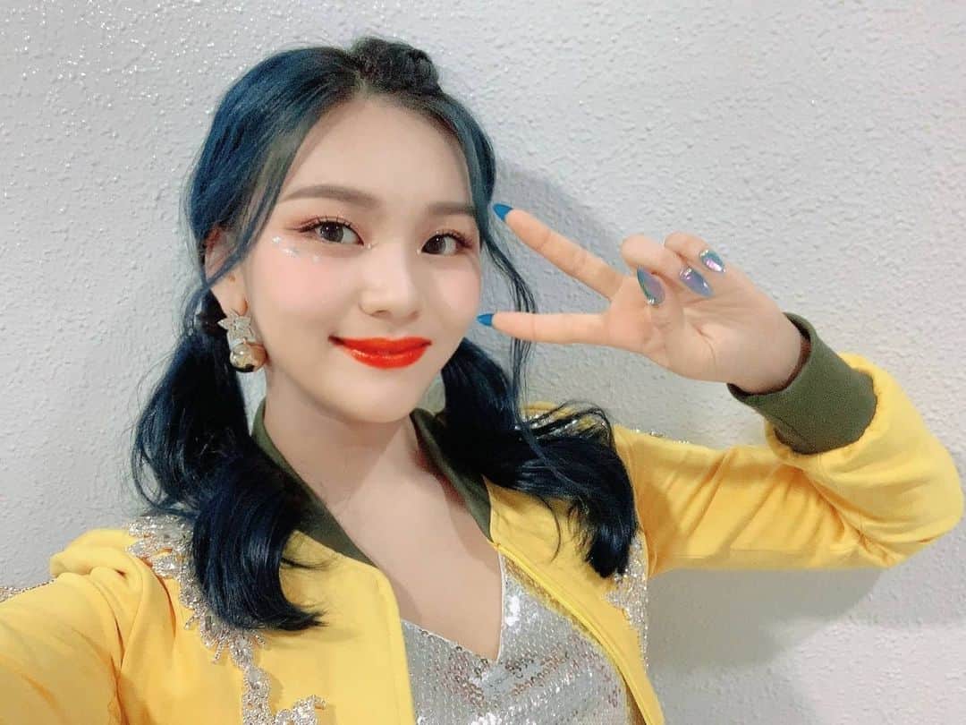 オムジのインスタグラム：「고맙고 감사한 우리 버디들💛 2주간 멀리서도, 우리가 버디들과 함께하고 있다는걸 느낄만큼이나 뜨거운 마음 보내주어서 고마워요 :) 덕분에 오래 준비한 정규앨범 활동을 잘 마무리하게 되었어요.  버디의 2주가 평소보다 조금 더 설레고 조금 더 즐거웠다면 그것만큼 만족스럽게 보람찬 일은 없을것 같네요 !  앞으로도 늘 우리의 새소식에 설레주길 바라며...♥  연말에도 이런저런 모습으로 자주보아요 우리 !☺️ 고마습니다아 #여자친구 #엄지 #GFRIEND #UMJI」