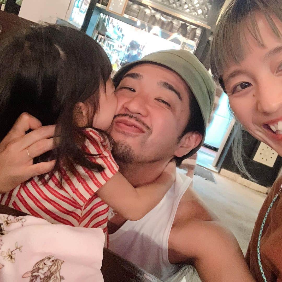 小松美緒のインスタグラム：「せっかく　 良い夫婦の日なので📸🧚‍♀️ ✨  いつも元気に楽しく過ごさせてくれて　 ありがとう。　 私たちらしくマイペースで　 いきましょう〜。　  島田家👨‍👩‍👧」