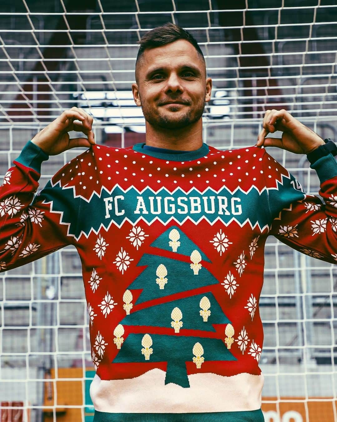 FCアウクスブルクさんのインスタグラム写真 - (FCアウクスブルクInstagram)「Er hat den Style und das Geld! 😎 Habt Ihr auch schon den brandneuen #FCA-Ugly-Sweater geshoppt? 😅 #FCA1907 #fcaugsburg」11月23日 0時00分 - fcaugsburg1907