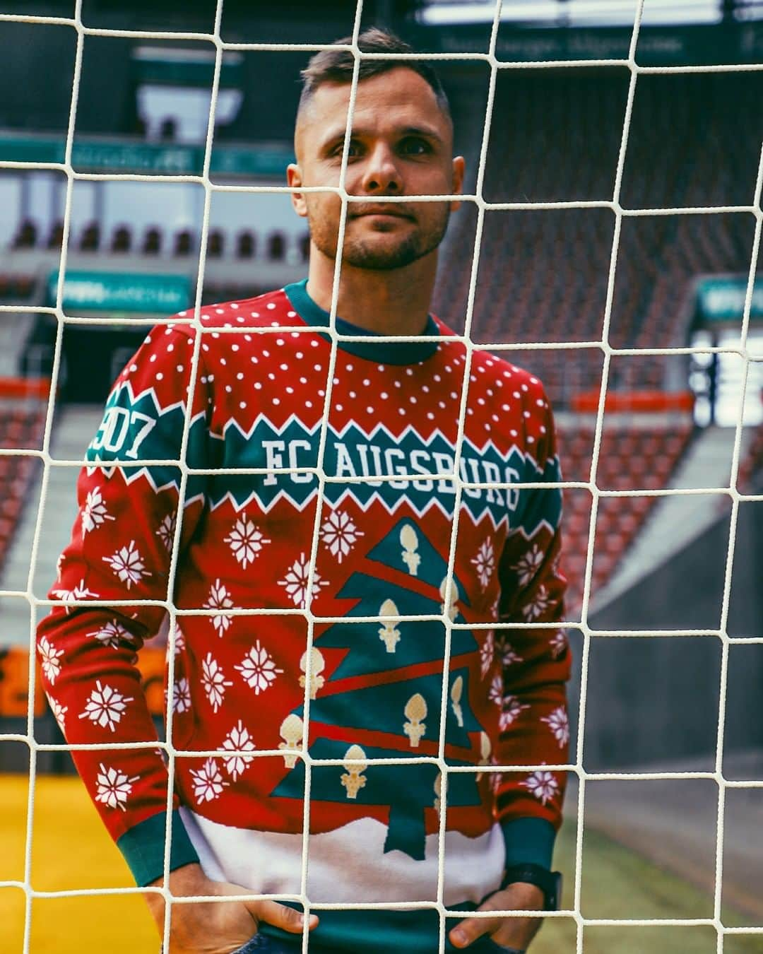 FCアウクスブルクさんのインスタグラム写真 - (FCアウクスブルクInstagram)「Er hat den Style und das Geld! 😎 Habt Ihr auch schon den brandneuen #FCA-Ugly-Sweater geshoppt? 😅 #FCA1907 #fcaugsburg」11月23日 0時00分 - fcaugsburg1907