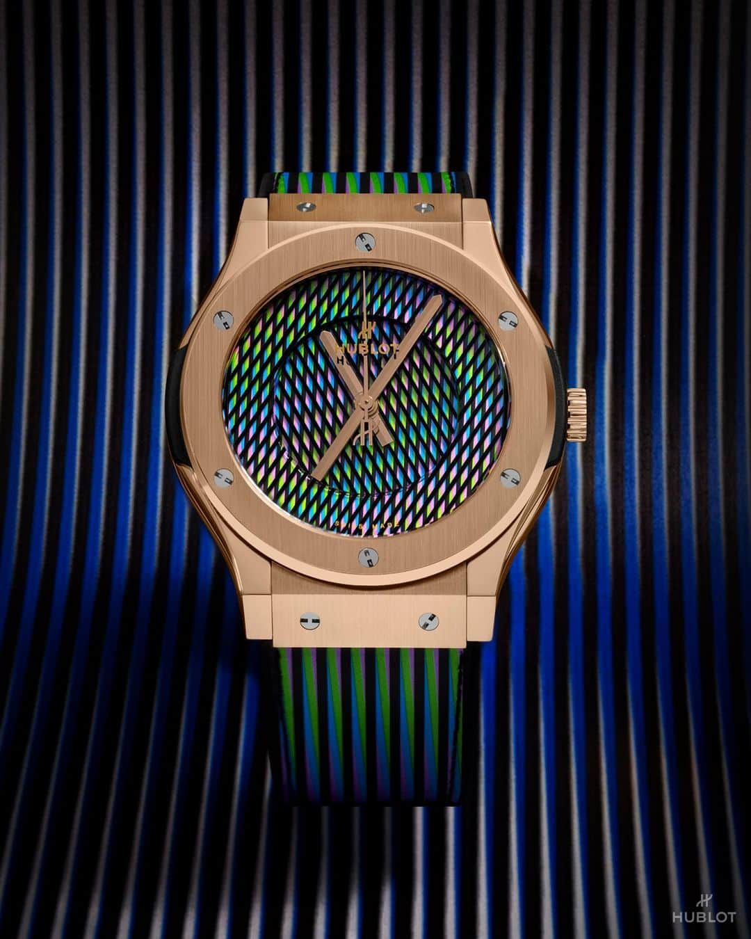 ウブロさんのインスタグラム写真 - (ウブロInstagram)「#HublotLovesArt! Our #ClassicFusionCruzDiez King Gold 45mm features an array of colours in constant motion, changing in potentially infinite combinations. @ateliercruzdiez #CruzDiez」11月23日 0時01分 - hublot