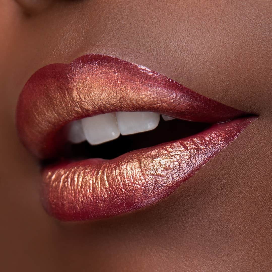 Smashboxのインスタグラム：「Get the lips of your sparkly holiday dreams with our limited edition Holiday Kits before they ~glow~ outta stock ✨💋」