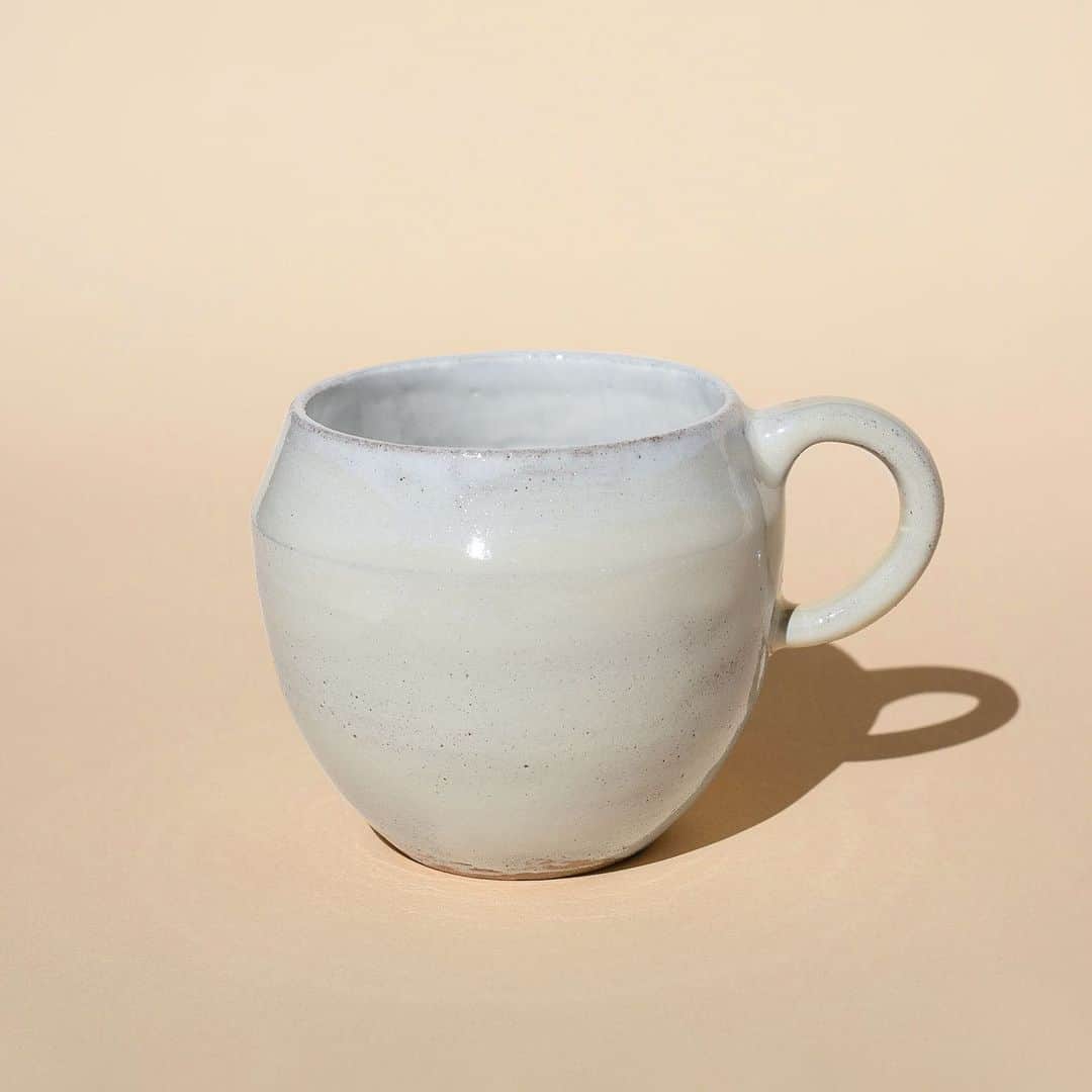 Blue Bottle Coffeeのインスタグラム：「A gorgeous hand-thrown mug for your gift list. ⁠⠀ ⁠⠀ Los Angeles ceramicist @_nancykwon created this hand-thrown mug just for us. Inspired by teaware in Korean and Japanese tea ceremonies, this mug makes any coffee more pleasurable to drink—and to hold. Its curved shape and delicate, tapered rim mimic the shape of a flower bud, while the hand-brushed glaze reveals the warm ochre of the clay.⁠⠀ ⁠⠀ Made by hand, each vessel is unique.」