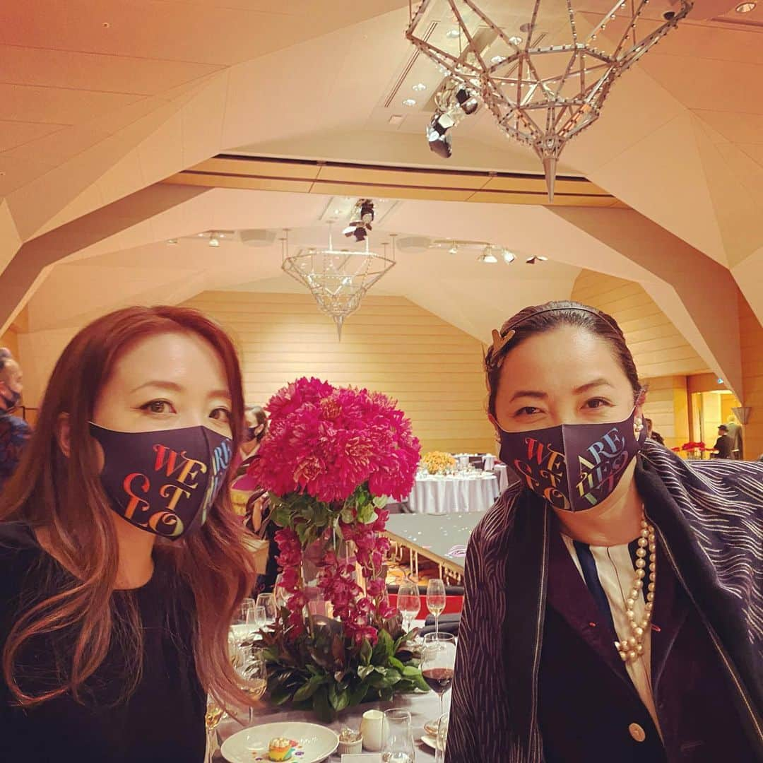 森本千絵さんのインスタグラム写真 - (森本千絵Instagram)「#lesliekee #wedding #love  レスリーの結婚式。 初めて同性同士の結婚式にお招きいただき、美しいふたりの愛と、心から愛を贈る来賓者と、みんなに愛を注ぐレスリー。愛がぱんぱんに詰まっていて涙が止まりませんでした。  おめでとう❣️  久しぶりに大切な友人、尊敬する方々にもお会いでき楽しかったです。  #富沢ノボル #丸山敬太　#河瀬直美  #アオイヤマダ  #平原綾香　#一青窈」11月23日 0時04分 - chiemorimoto_goen