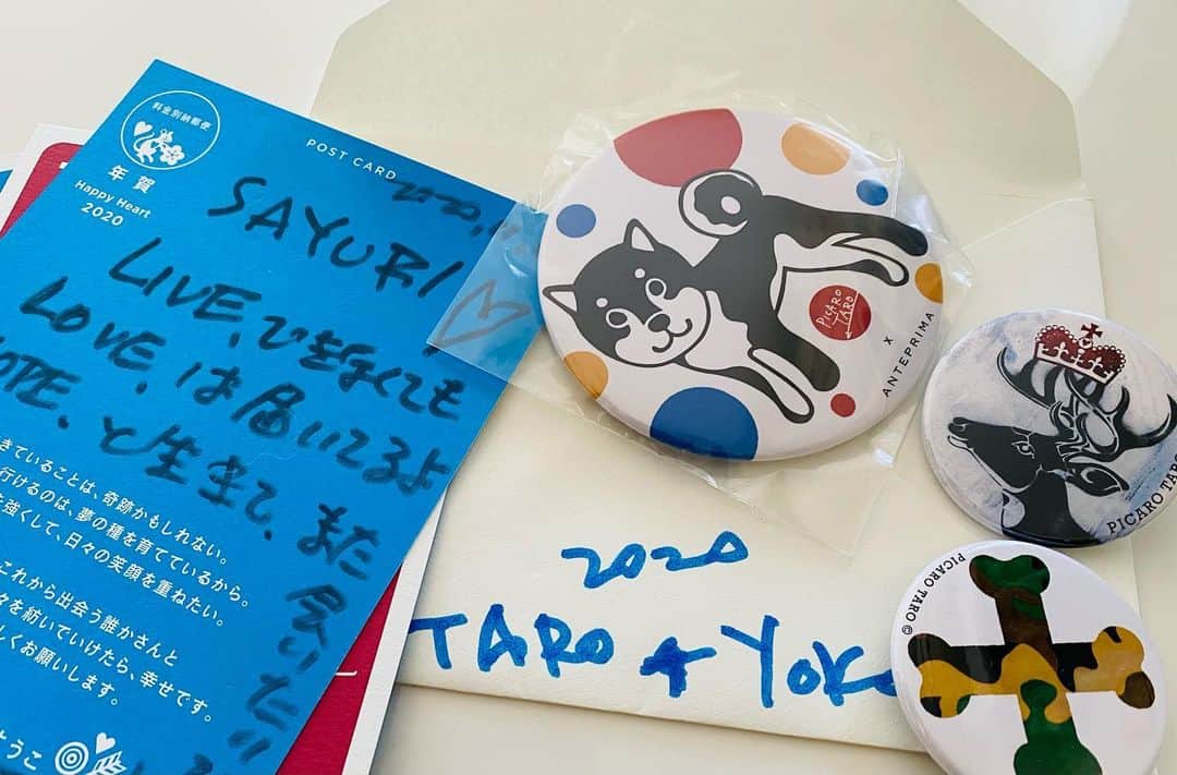 菅原紗由理さんのインスタグラム写真 - (菅原紗由理Instagram)「音楽活動をスタートした当時から、 キャッチコピーを考えていただいたり プライベートでは、 映画に誘ってもらったり🎬 おいしいケーキ 食べにに行ったり🍰 東京の母のように可愛がってくれている 文案家の藤原ようこさん。  はがきのイラストは、 アーティスト／イラストレーターの PICARO TARO @ 真鍋太郎さんが描いたもの。  コトバを愛して、 コトバと共に 日々を重ねて来た方だからこそ 何気なく届けてくれる 言葉は鋭くて、ハッとさせられる。 スタンプやら、メールで、 簡単に想いを伝えられる時代だけど、 「お手紙」には、 それとはまた違う嬉しさがあるよね🤨  私のおかん(母)は、 私が小さい頃に書いたお手紙を 今だに捨てられず、 残していたなぁ。」11月23日 0時14分 - thesplay