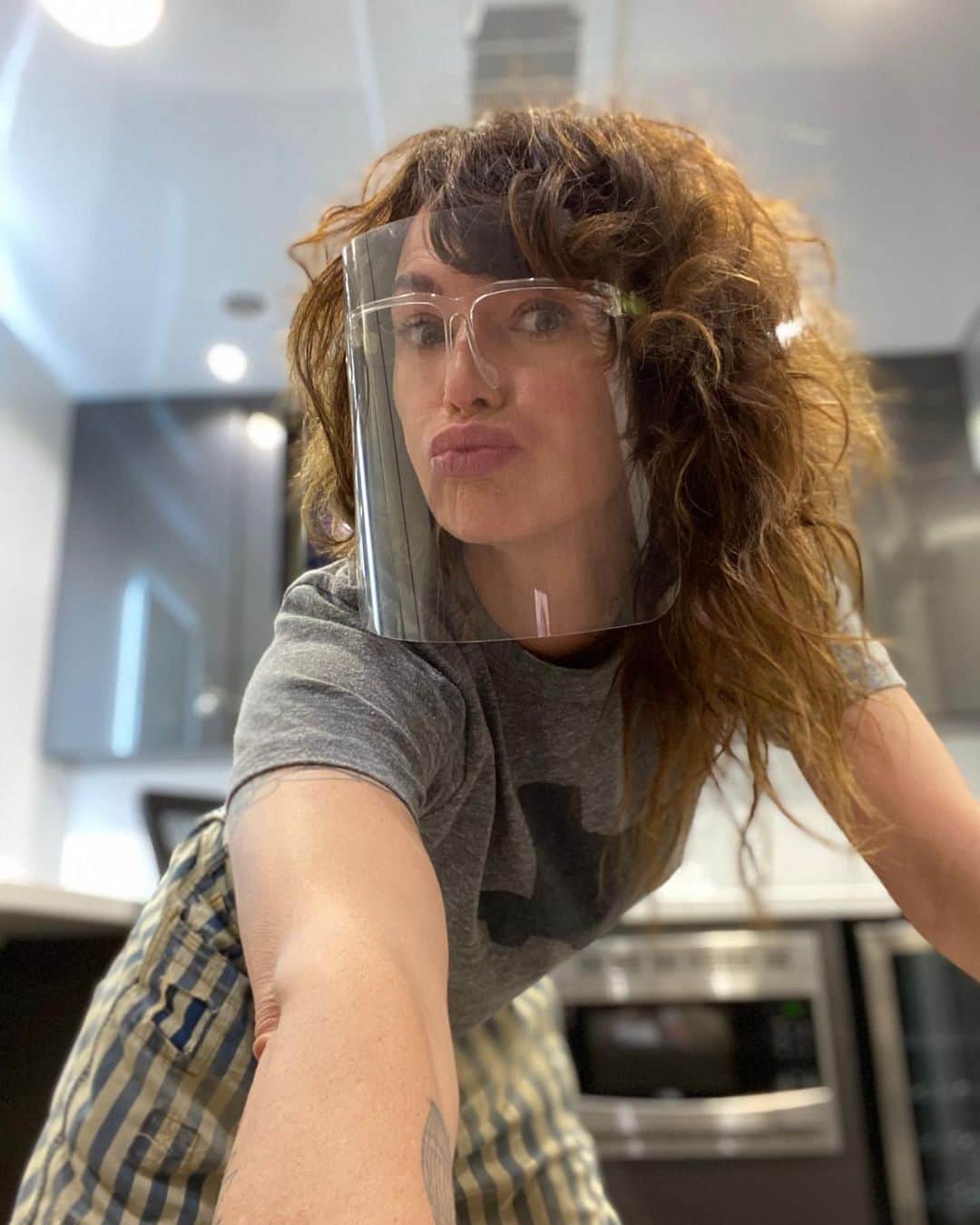 レナ・ヘディのインスタグラム：「Day 1 .. Chuffed to be back in Indie territory.. creative freedom .. #GypsyMoon #femalefilmakers 👅⚡️💥」