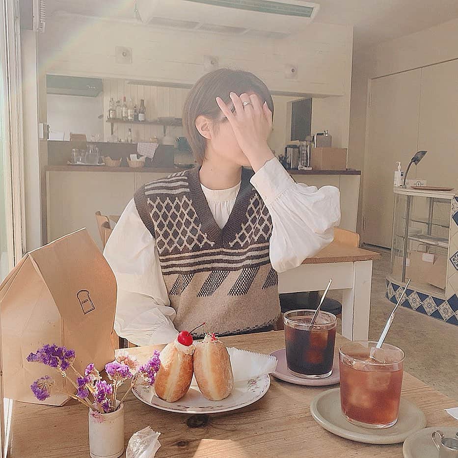 前田亜美のインスタグラム：「. . 最近、朝活しました…‎　𓌉◯𓇋. . . 店内も可愛いパン屋さん🍞. かわいいドーナツ🥯. . 前も行ったことあるんだけど、可愛いのはもちろんパンが本当に美味しいからお気に入り🌿🌿🌿. . . 姉妹店ができたみたいだからそっちも行ってみたいなー . . . #蔵前カフェ #蔵前  #カフェ #浅草カフェ」