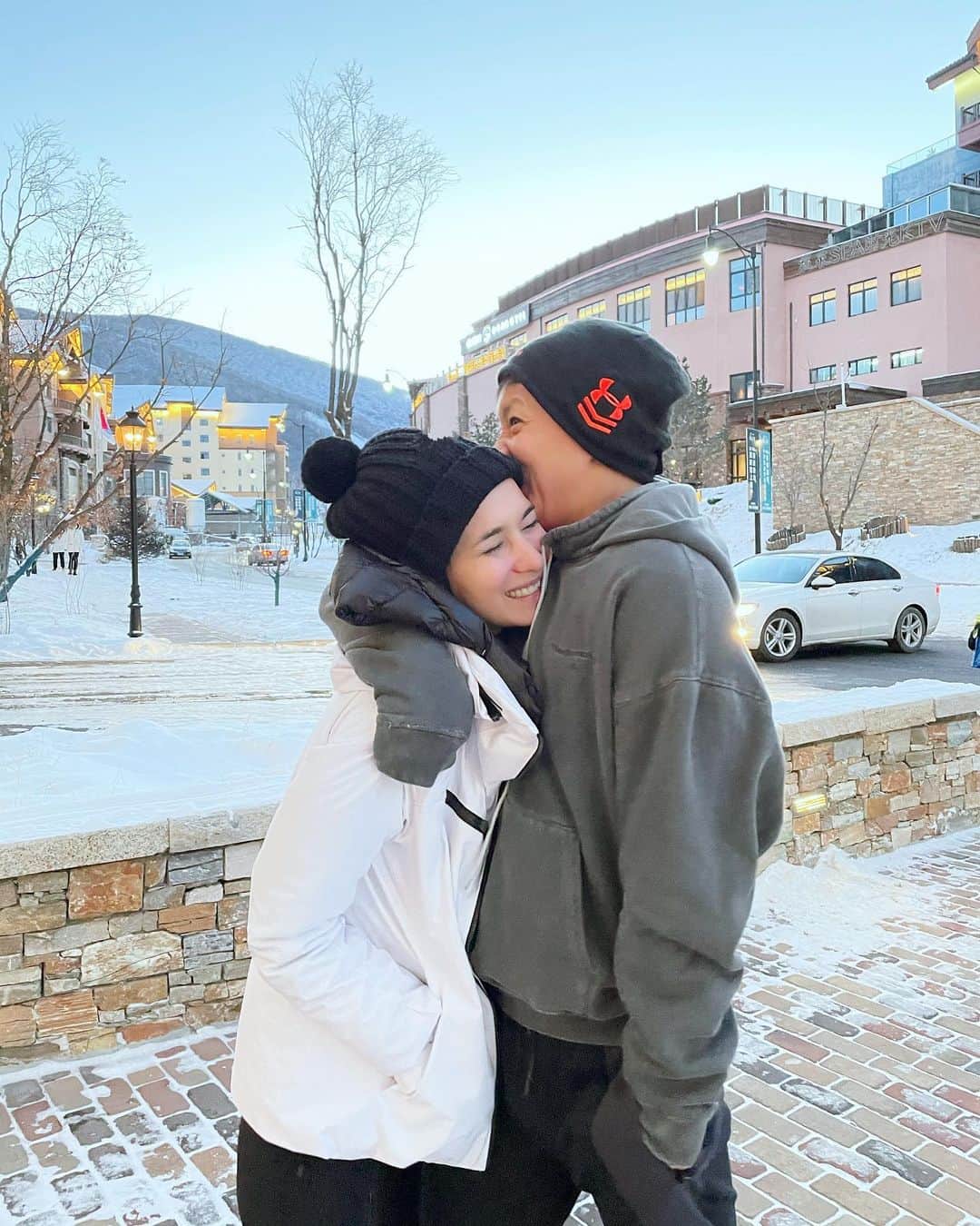 セリーナ・ジェイドのインスタグラム：「3 years later and he’s happy I’m re-challenging the slopes again. #happylovebite」