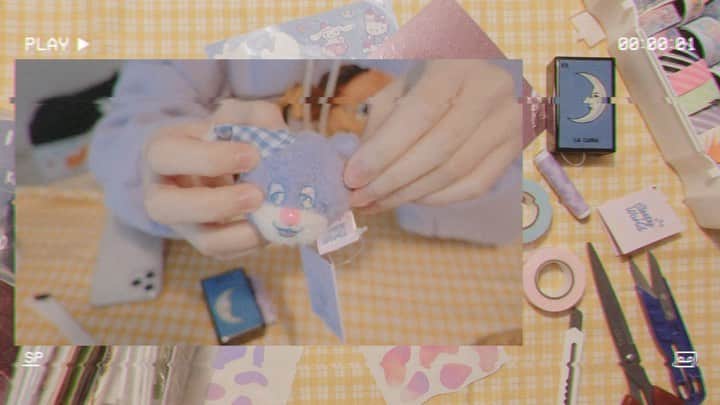 ネオンムーンのインスタグラム：「소소와 만들어보자!✂️🐻✨ 테디 브로치로 뽀송이 톡 만들기🥳  요즘 욘주가 유튜브를 열심히 하길래 일년만에 유튜브 편집을 주섬주섬..  프로필 링크타고 놀러 오세용🏃‍♂️💨」