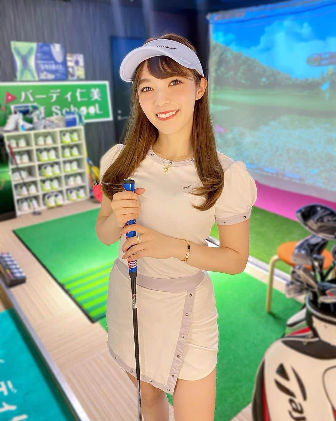 岩根沙恵子?さえみるさんのインスタグラム写真 - (岩根沙恵子?さえみるInstagram)「⛳️３パッドしない理論•••❤︎ 気になっていたウェア試着🤤🌷 . パターは距離感重視なんだって！ 今まで感覚で打っていましたが 日によってかなり差があったパット数😭 ３パッドはなかなかしなかったけど 30前半パッドでおさめたいのに 短いパットを外したりオーバーしたり よくやっていました😂 . 藤原さんはパターがお上手ということを知り、 とうとうアドバイスをもらうことに•••💗 そうしたらね！！ 次の日のパッドはカランカランって 気持ち良いくらいに入る💦❤️ 〜3yardは１度も外さなかった🥺！！ 嬉しすぎる！！！！😭 . まだ練習できてないから ロングパッドも打てるように練習します💋 藤原さん、ありがとうございました。 ＼詳しくは @h.fujiwara827 をみてね♡／ . 私が着ているウェアは @j.jane_japan 🎀 前から気になっていた韓国ゴルフウェア💟 サロンで試着ができたので着てみたのだけど タイトめでミニでタイプ！ 可愛くてほしい🥺💓 またラウンドでも着たいなあ！🐻 . #お洒落ゴルファー #ゴルフウェアコーデ #ゴルフコーデ #ゴルフ女子  #ゴルフ女子コーデ #ゴルフ初心者 #ゴルフ好き女子 #スポニチ女子 #ゴルフ好き #アルチビオコーデ #女子ゴルフ #スポーツ女子 #筋肉痛好き #ゴルフ好きと繋がりたい #ゴルフコーディネート #キャスコ女子ゴルフ部 #スポニチスクエア #スポーツ女子  #ゴルフバカ #instagolf #インスタゴルフ女子 #golstagram #ゴルジョモ #ゴルフファッション #ごるふ女子 #おしゃれゴルファー  #golflife #さえみるゴルフ #jjane #韓国ゴルフ #タイトスカート」11月23日 0時32分 - saemiltiii