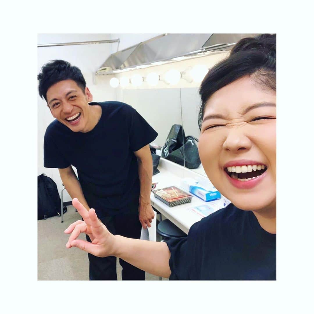 馬場園梓さんのインスタグラム写真 - (馬場園梓Instagram)「へい♪  昨日は  池袋 サンシャイン劇場にて  BSフジ開局20周年記念  エンタメ 3DAYS 中川家 & コント ライブSP2020 の公開収録がありまして、 僭越ながらあたくしも出演させていただきました！  お越しくださいました皆様 誠にありがとうございました！  信じられないぐらい ずっと楽しかったよ🤤✨  とろサーモンの村田くんが @toromurata  髪を切ったら半グレの人みたいになった と気にしていたので 記念に写真しました♪  めちゃくちゃよく似合ってるよね！  ぜひ 半グレじゃないよボタン 押してあげてください♪  ここで朗報！  来年のお正月 1月2日(土)17時〜 BSフジにて今日のライブが放送されます✨  なので 本日来られなかった方もご覧いただけます！  yeah〜！！  また近くなったらお知らせしますね！  なにとぞ よろしくお願い申し上げます☺︎  ルン♪   #yeah #happy #exciting #bsフジ  #開局20周年記念  #エンタメ3DAYS #中川家とコント #ライブSP2020 #公開収録 #サンシャイン劇場 #アドリブコント #中川家さん #と #ゆかいな仲間たち #球体 #しあわせ #ルン♪」11月23日 0時24分 - babazonoazusa