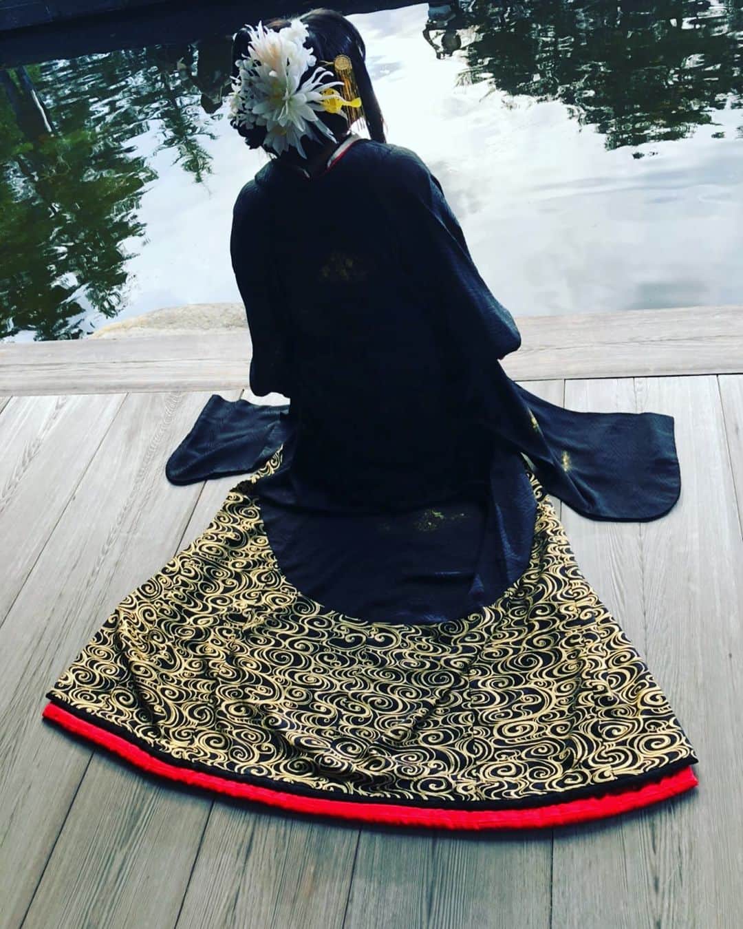 鈴華ゆう子のインスタグラム：「MV月下美人撮影中の後ろ姿。髪飾りもお気に入り。 月下美人の花を、付けてますよ(´ω`) #月下美人 #鈴華ゆう子 #yukosuzuhana」