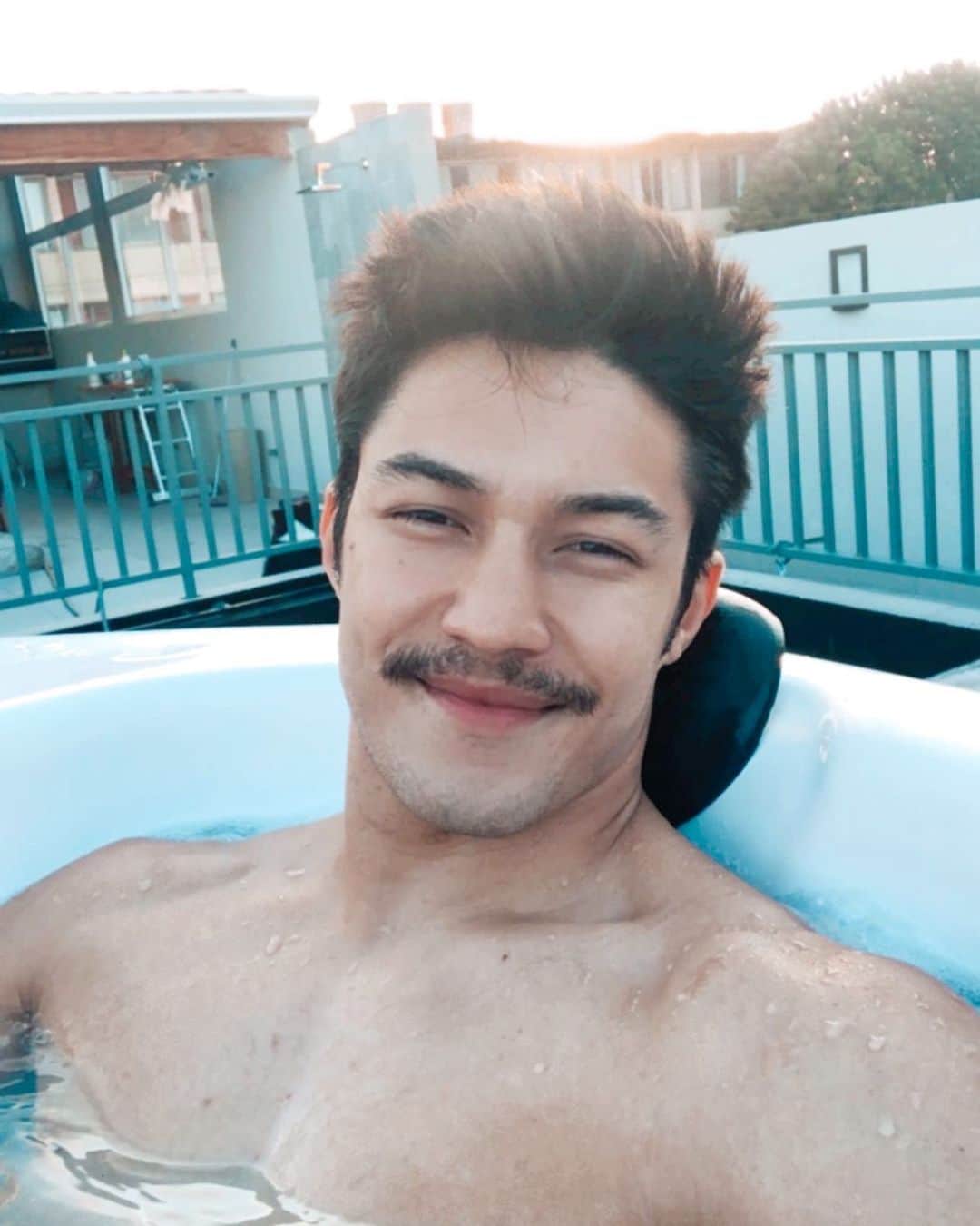 アルトゥール・オヤカワ・マリアノのインスタグラム：「Bom Domingo 💥☀️ 👨🏻👨🏻👨🏻 . #mustache #bigodinfinin #sun #sunday #selfie #rest #domingo」