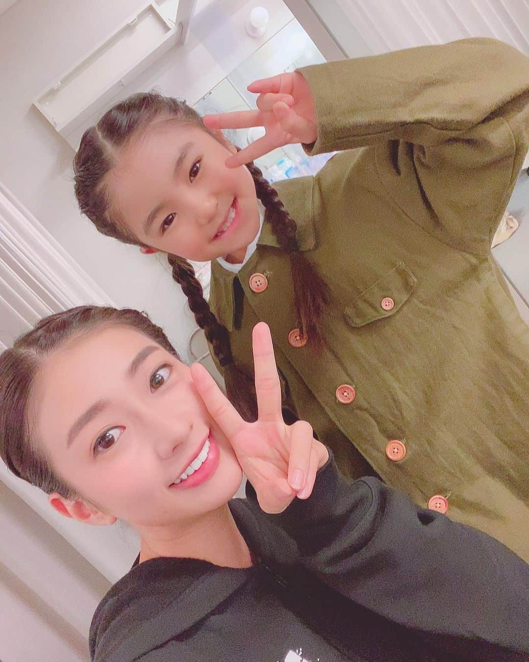 大貫彩香さんのインスタグラム写真 - (大貫彩香Instagram)「1.2.3枚目 この度初舞台の天使たち👼🏻💕 山田寿々ちゃん(17歳) NMBさん 大沼和奏ちゃん(8歳) ウィリアム・スヴｧランダーさん(23歳) 全員とても可愛い🥰  4枚目チーム再会 今回で舞台共演2回目の 阿南ちゃんと康平さん 話してると元気もらう✨  前作2人とも絡みが濃くて 何度となく打ち合わせしたり話し合った仲で、こうして再会できてまたお芝居できて嬉しいです！🌸  5枚目 いらないけど何故か送られてきた "ゲキジョウ"を感じる康平さん(?) または彼の周りだけ雨降ってる 見切れに 小笠原さんいるのジワります笑笑  おまけに チーク塗り塗り激かわわかなちゃん🥰🌸  #舞台　#MOTHER  #キャスト　#楽屋模様」11月23日 0時38分 - sayaka_oonuki