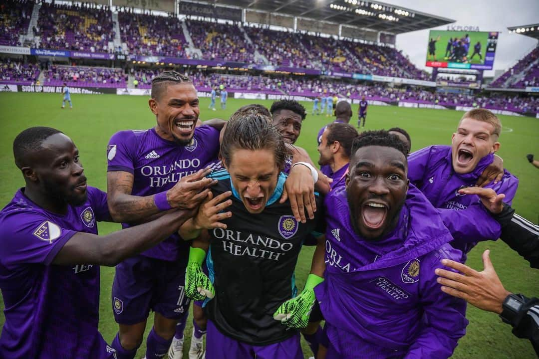 アリ・クリーガーさんのインスタグラム写真 - (アリ・クリーガーInstagram)「I’ve only been working as an analyst for 6 months and yesterday was my first ever MLS playoff match as a sideline analyst, reporting for @orlandocitysc .. I don’t take this job lightly and I’m learning and growing daily to be better and yesterday was incredible to experience on the sidelines. Actually, let’s be real, it was WILD AF. haha. Anyway, I’m grateful to our broadcast team and club who have given me this opportunity and trust that I do not take for granted.. I’m honored every chance I get to join a team who is so passionate not only about their work, but also for the sport that we all love so much. I will never forget the feelings I experienced watching the team endure so many emotions, giving every ounce of themselves to win. I was inspired by the team effort, hardcore winning mentality and complete game performance. Listening to Coach Pareja speak so highly of his staff and players is why I know they’re so successful. I can’t wait to continue to support, cheer and stand with @orlandocitysc through this playoff run and beyond! I’m proud to be a small piece of this family and can’t wait to start @orlpride 2021 season! 💜  Thank you, @gallomig01 @evan.weston and Marcos Peres for your support and guidance always. I’ll miss us, until next time!! 💜🙌🏽」11月23日 0時50分 - alikrieger