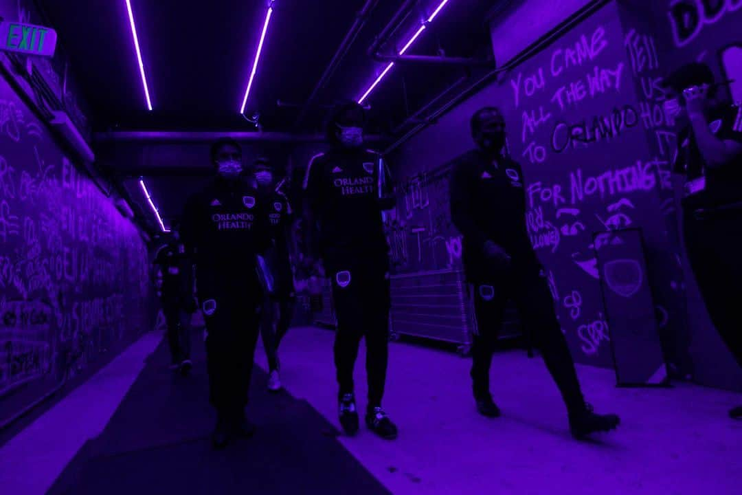 アリ・クリーガーさんのインスタグラム写真 - (アリ・クリーガーInstagram)「I’ve only been working as an analyst for 6 months and yesterday was my first ever MLS playoff match as a sideline analyst, reporting for @orlandocitysc .. I don’t take this job lightly and I’m learning and growing daily to be better and yesterday was incredible to experience on the sidelines. Actually, let’s be real, it was WILD AF. haha. Anyway, I’m grateful to our broadcast team and club who have given me this opportunity and trust that I do not take for granted.. I’m honored every chance I get to join a team who is so passionate not only about their work, but also for the sport that we all love so much. I will never forget the feelings I experienced watching the team endure so many emotions, giving every ounce of themselves to win. I was inspired by the team effort, hardcore winning mentality and complete game performance. Listening to Coach Pareja speak so highly of his staff and players is why I know they’re so successful. I can’t wait to continue to support, cheer and stand with @orlandocitysc through this playoff run and beyond! I’m proud to be a small piece of this family and can’t wait to start @orlpride 2021 season! 💜  Thank you, @gallomig01 @evan.weston and Marcos Peres for your support and guidance always. I’ll miss us, until next time!! 💜🙌🏽」11月23日 0時50分 - alikrieger