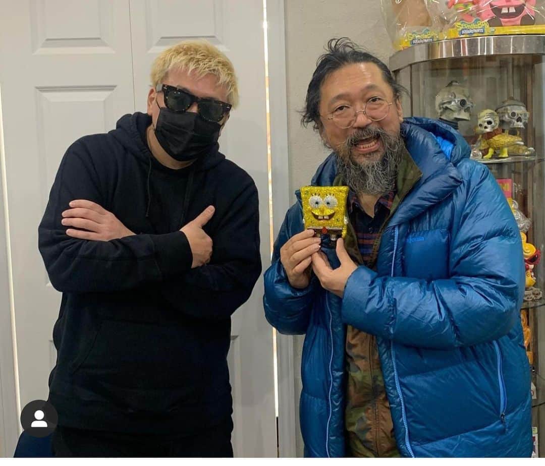 村上隆さんのインスタグラム写真 - (村上隆Instagram)「I went to visit Hiddy @hiddy728 , who has an office in Uraharajuku, at his studio to discuss a new sofubi (soft vinyl) figure project. Hobby figures in Japan have been refined over time within the territory of otaku, and I have been digging deep into the Japanese otaku culture for the past 30 years in order to repeatedly research the premise of and implement strong formative creation. The results have been the bishojo (beautiful girl) figure sculptures and shokugan toys I have been developing over the years. Shokugan is a strange thing: an elaborate small toy figure that comes included in a pack of chewing gums that’s sold for JPY300 (roughly USD3). The product is considered and distributed as food, and the figure comes included as a bonus—in theory, for free.  The reason why it was possible to offer such products at such an affordable price was because 20 years or so ago, manufacturing was extremely cheap in China. Back then, at the center of otaku figure culture was Kaiyodo @kaiyodo_pr , a company based in Osaka, the big city in western Japan two and a half hours from Tokyo by bullet train, and I used to work with the company’s executive manager Mr. Shuichi Miyawaki @sennmusann to develop my figures.   I was recently introduced to Hiddy by Porter’s Mr. Matsubara @porter_yoshida_co.official , and I am now embarking on a journey to learn the history of sofubi in Uraharajuku. Hiddy has been singularly focused on sofubi in Uraharajuku since its early days. The theme of our collaboration will likely be my encounter with its history.  translation: @tabi_the_fat」11月23日 0時41分 - takashipom