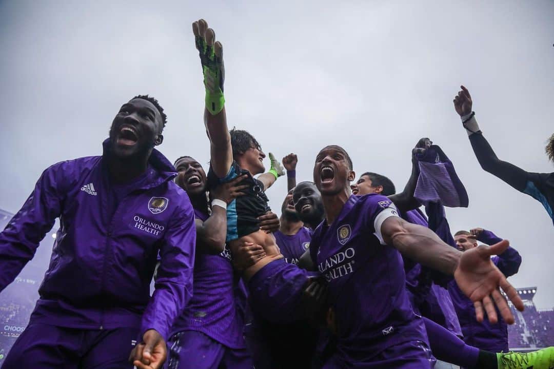 アリ・クリーガーのインスタグラム：「I’ve only been working as an analyst for 6 months and yesterday was my first ever MLS playoff match as a sideline analyst, reporting for @orlandocitysc .. I don’t take this job lightly and I’m learning and growing daily to be better and yesterday was incredible to experience on the sidelines. Actually, let’s be real, it was WILD AF. haha. Anyway, I’m grateful to our broadcast team and club who have given me this opportunity and trust that I do not take for granted.. I’m honored every chance I get to join a team who is so passionate not only about their work, but also for the sport that we all love so much. I will never forget the feelings I experienced watching the team endure so many emotions, giving every ounce of themselves to win. I was inspired by the team effort, hardcore winning mentality and complete game performance. Listening to Coach Pareja speak so highly of his staff and players is why I know they’re so successful. I can’t wait to continue to support, cheer and stand with @orlandocitysc through this playoff run and beyond! I’m proud to be a small piece of this family and can’t wait to start @orlpride 2021 season! 💜  Thank you, @gallomig01 @evan.weston and Marcos Peres for your support and guidance always. I’ll miss us, until next time!! 💜🙌🏽」