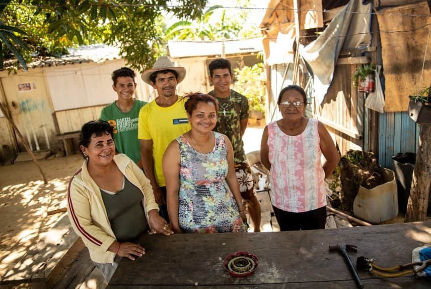 ルアン・サンタナさんのインスタグラム写真 - (ルアン・サンタナInstagram)「#PESSOASDOPANTANAL - a Família Silva trabalha com a venda de iscas para os pescadores que chegam ao Pantanal.   A situação, que já era difícil com a pandemia, ficou pior com o fogo. A família de catadores de iscas que vendem cada uma por 0,60, se viu sem seu sustento com o fogo que atravessou o pantanal e chegou em sua casa.   Viram a margem oposta do rio arder, enquanto molhavam com baldes as casas.. evitaram um desastre ainda maior, principalmente ao salvar Maritacas e Capivaras que assustadas fugiam do fogo.   Mesmo com todas as adversidades, os Silva cultivam um sorriso no rosto e a certeza que dias melhores vem por aí.   O Movimento  #OPantanalChama faz uma live HOJE, a partir das 17h, no meu YouTube e no @natgeobrasil   📸 ThallitaOshiro」11月23日 0時45分 - luansantana