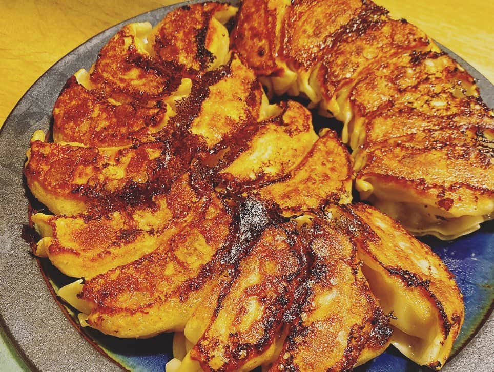 石川龍のインスタグラム：「餃子の王将の餃子皿が欲しいと言う超個人的な理由にお付き合いいただいた奇特な友人達と餃子パーティー！ お付き合いいただいて感謝感謝。 王将の餃子皿、みんなそんなに欲しくないらしいんだけど、マジで？？」