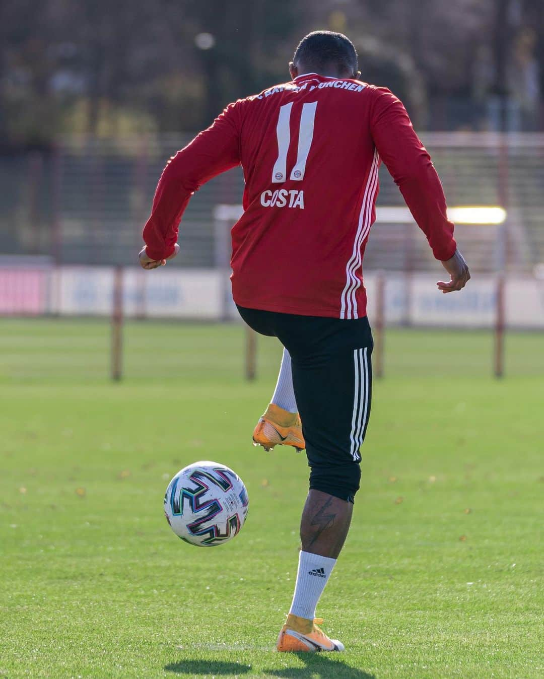 バイエルン・ミュンヘンさんのインスタグラム写真 - (バイエルン・ミュンヘンInstagram)「@jeromeboateng 🆚 @douglascosta - the battle from the spot! 🎯🔥  🔗 Visit the link in our bio to watch the lads compete in the „Copy the Penalty Challenge“! 👆  Special guests: @giovaneelber @zr11 @r_13official @hbadstuber and many more! ________ #FCBayern #MiaSanMia #packmas #PenaltyChallenge @thorben_hoffmann」11月23日 1時03分 - fcbayern