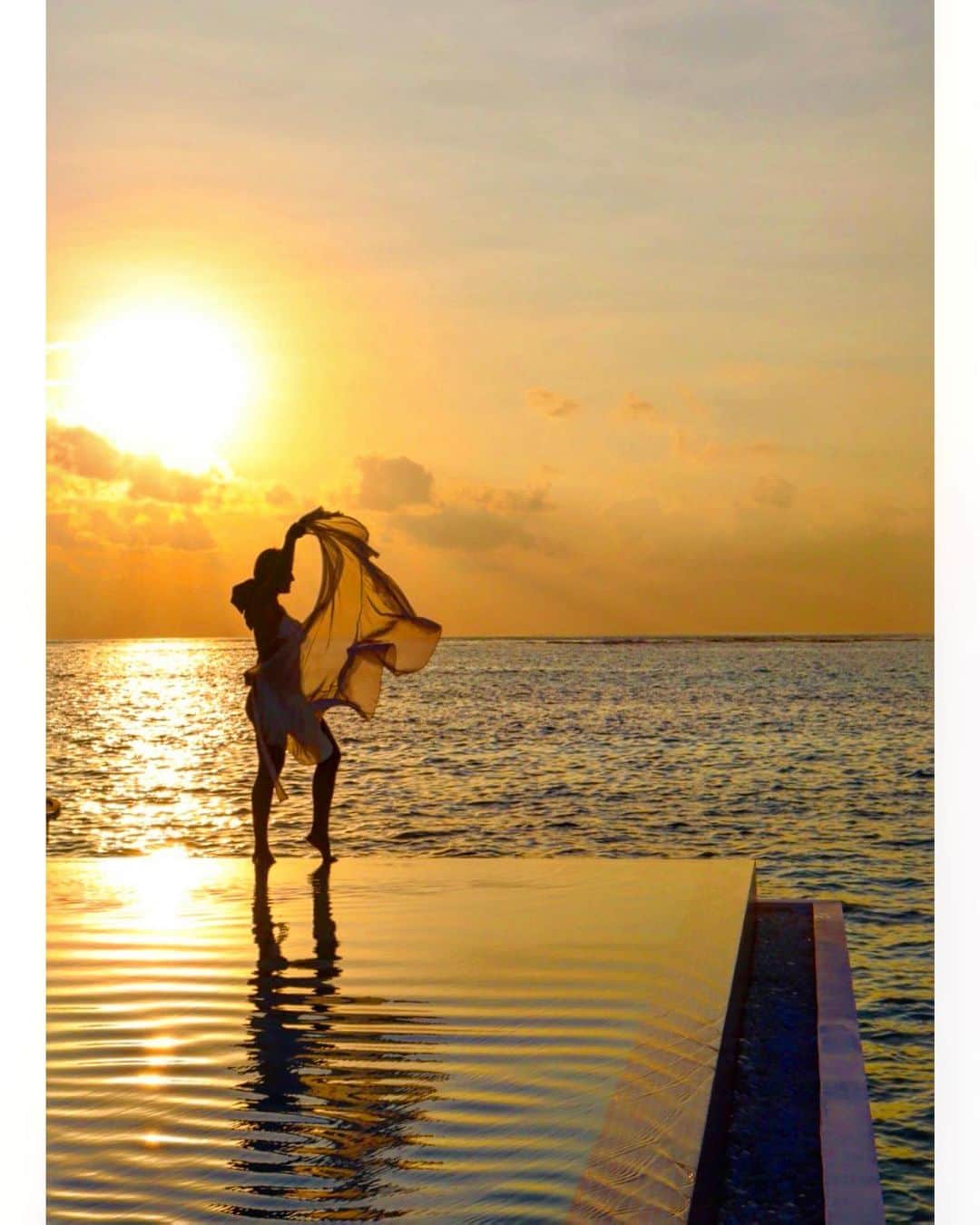 ジュリアナ・パエスのインスタグラム：「Sunset Dancer ☀️」