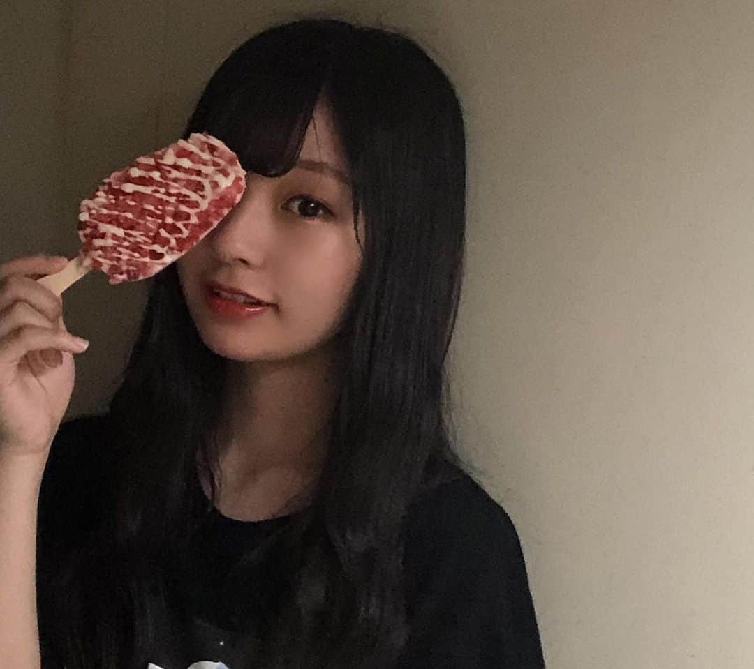 のインスタグラム：「﻿ ﻿ 生肉じゃないもん﻿ ﻿ ﻿ ﻿ ﻿ ﻿ #アイス #ベリー #いちご ﻿ #ice #Berry #アイスキャンディー﻿ #半袖 #寒い﻿ ﻿ #部屋着 #ラフ ﻿ ﻿ #ロングヘア #ウェーブ巻き ﻿ ﻿ #高校生 #JK3 #18歳 ﻿ #アイドル #リリバリ」