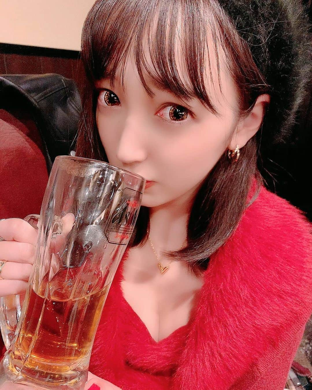 中村優香のインスタグラム：「𓊆日常𓊇  いつも通りお酒飲んでる🍻 そうやっていつも通りに過ごすことが レイちゃんのためかなと思う☺️  かんぱー…けんぱい。笑  #yuuka🐶 #ビール女子 #ビール #ライブ配信 #なんとかできた谷間 #サロンモデル東京#bijo_post #ポートレートモデル #beauty #fashion #サロモ #サロンモデル #美脚 #美脚モデル #ビジョビ #ビジョビジョ #ミディアム #ミディアムヘア #ミディアムヘア女子  #セルフィー女子 #女の子 #オルチャン #カワイイ #キャバ嬢 #girl #woman #selfie #cute #kawaii #lobhair」