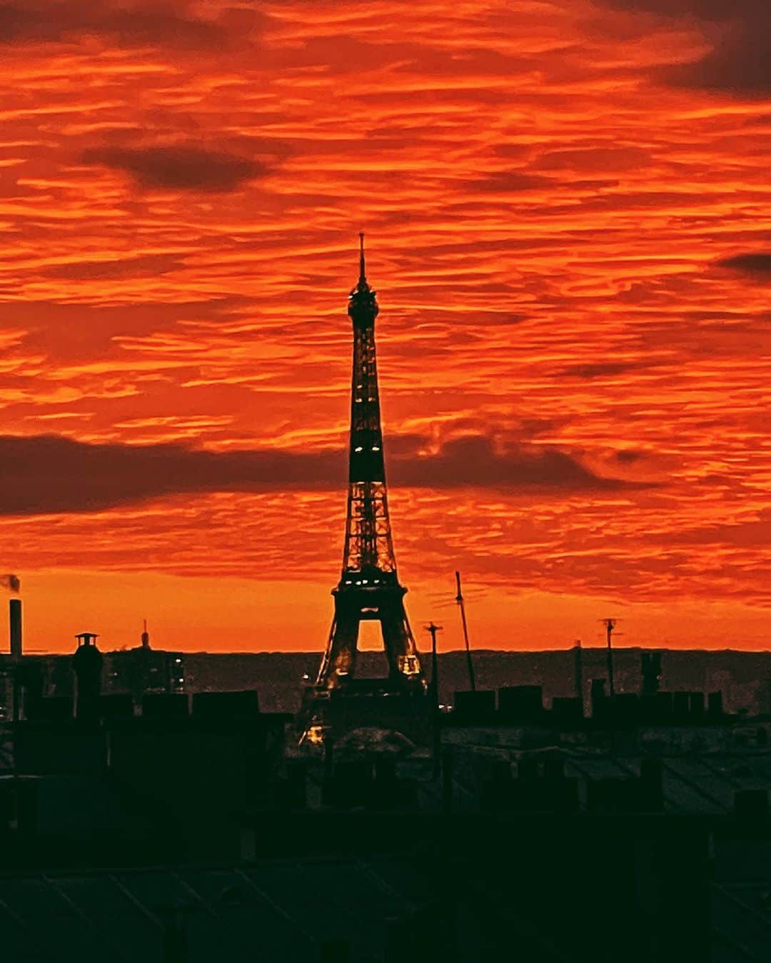カロリーヌ・ド・メグレのインスタグラム：「Paris, Sunday 17h23 💘🔥🔥🔥」