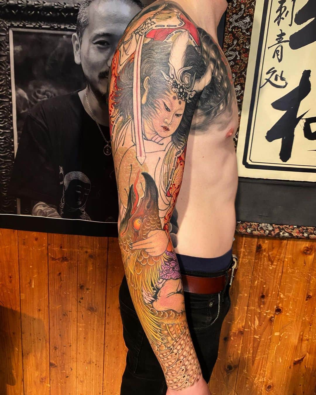 SHIGEさんのインスタグラム写真 - (SHIGEInstagram)「Work at King of tattoo 2020 ,, first day,, In progress “大己貴命“ ,, Thank you!  @ribonrason Otsukaresama Deshita!  #shige #shigetattoo #shigeyellowblaze #yellowblazetattoo #黄炎 #大己貴命 #大国主命 #日本刺青 #japanesetattoo #japaneseart #新宿ロフト @bishoprotary #bishoprotary @inkeeze #inkeeze #dipcaps #bishopfamily #fusionink #fusioninkproteam #kingoftattoo2020」11月23日 1時16分 - shige_yellowblaze