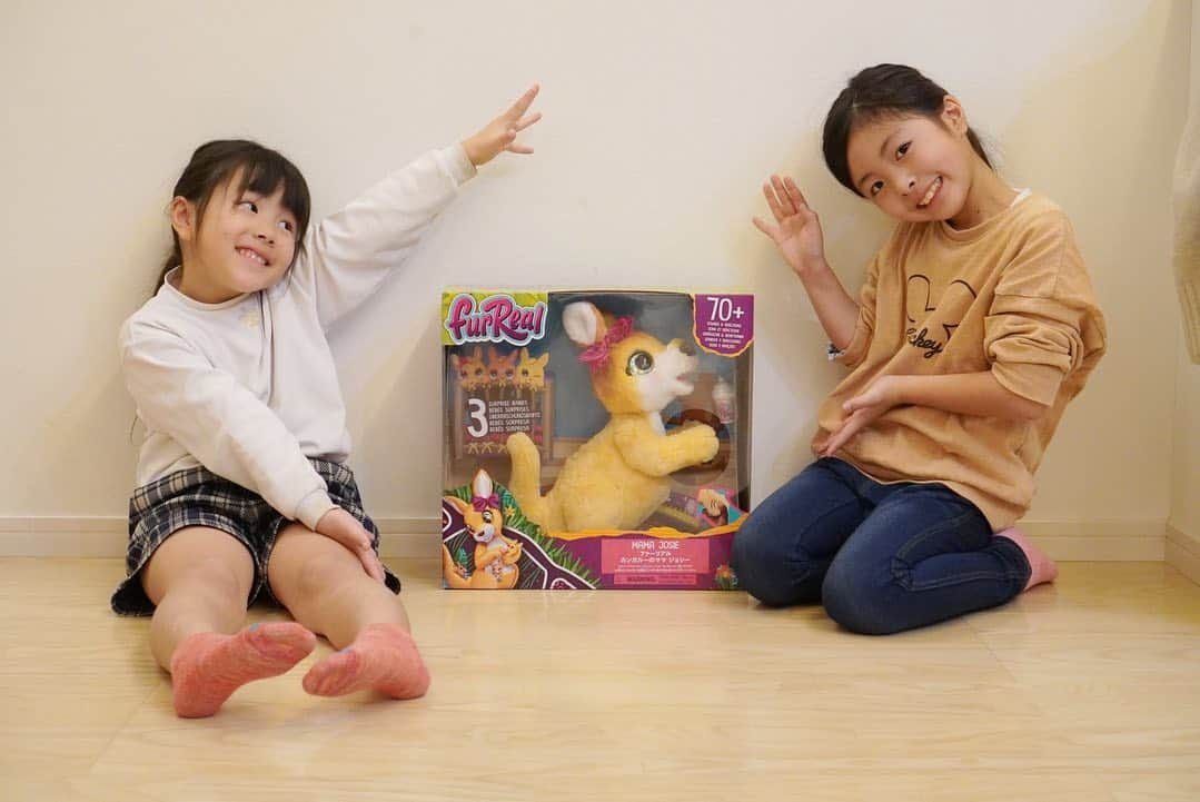 mocchiのインスタグラム：「こんにちは🌞  我が家に新しい子が仲間入り♥️  ハズブロのカンガルーのママ ジョシー✨  触ると喋ったり、歌ったりしてめちゃくちゃ可愛いの🥺  しかもお腹に3つ子の赤ちゃんまでいるの👶👶👶  口にミルクを入れると飲む音がしたり、生きてるみたい！！  2人ともめちゃくちゃ気に入ってくれてよかった🥰  クリスマスプレゼントにも良さそう♥️  #カンガルーのママジョシー#ハズブロ#PR #カンガルーのぬいぐるみ#ぬいぐるみ#ファーリアル#クリスマス#プレゼント#子育てぐらむ#ままのて」