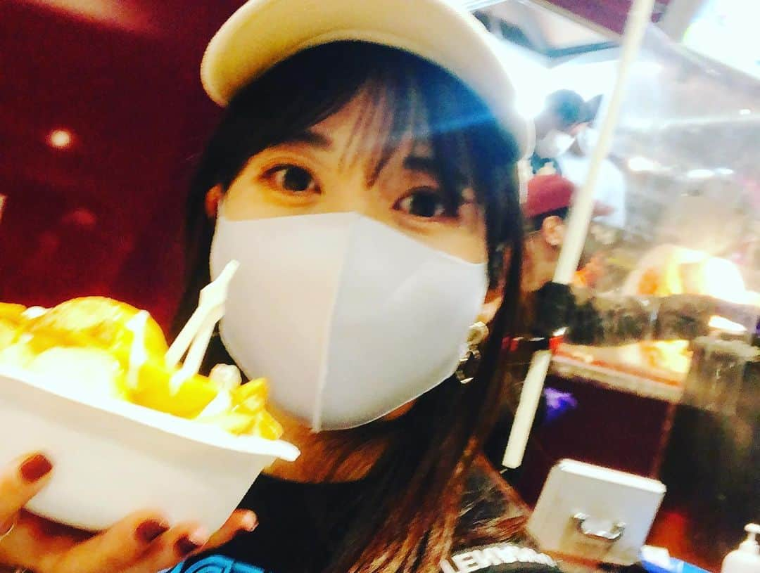 黒田菜月さんのインスタグラム写真 - (黒田菜月Instagram)「10th anniversary BAYCAMP2020! 新しい生活様式になって初フェス参戦🎸‼️ アラサー女子には優しいスタイル😂😂笑 ソーシャルディスタンスで 後ろからも見やすいし、 ゆったり座れるし、 フェス飯食べながら見られる👍👍 コロナ対策をした上でのフェスは、 思った以上に良いこと尽くしでした🙆‍♀️✨ . #BAYCAMP #BAYCAMP2020 #10周年おめでとうございます #今年初フェス  #フェスコーデ  #マスク着用必須  #ソーシャルディスタンス確保  #検温チェック  #googleforms  #開催してくれてありがとう  #手作り感満載  #エモい #若者のすべて  #いろいろ沁みた #フジファブリック #あいみょんみたいなお兄さん #かっこよすぎた #ドミコ #青春が蘇る #ストレイテナー #全体的にエモい日  #フェス飯 #ホットドッグ #チーズポテト #激うまグルメ」11月23日 1時17分 - nyaaatsuki_krd