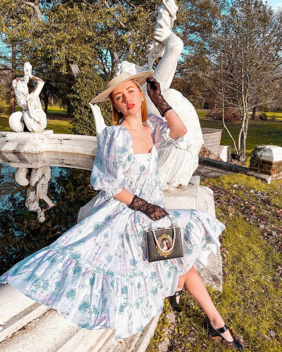 ベッキー・クルーエルのインスタグラム：「found some classical muses by the water 🪞I’m wearing @selkie (ad pr) and drinking in the autumn air. ⁣ ⁣ use code BECKII for 10% off selkie」