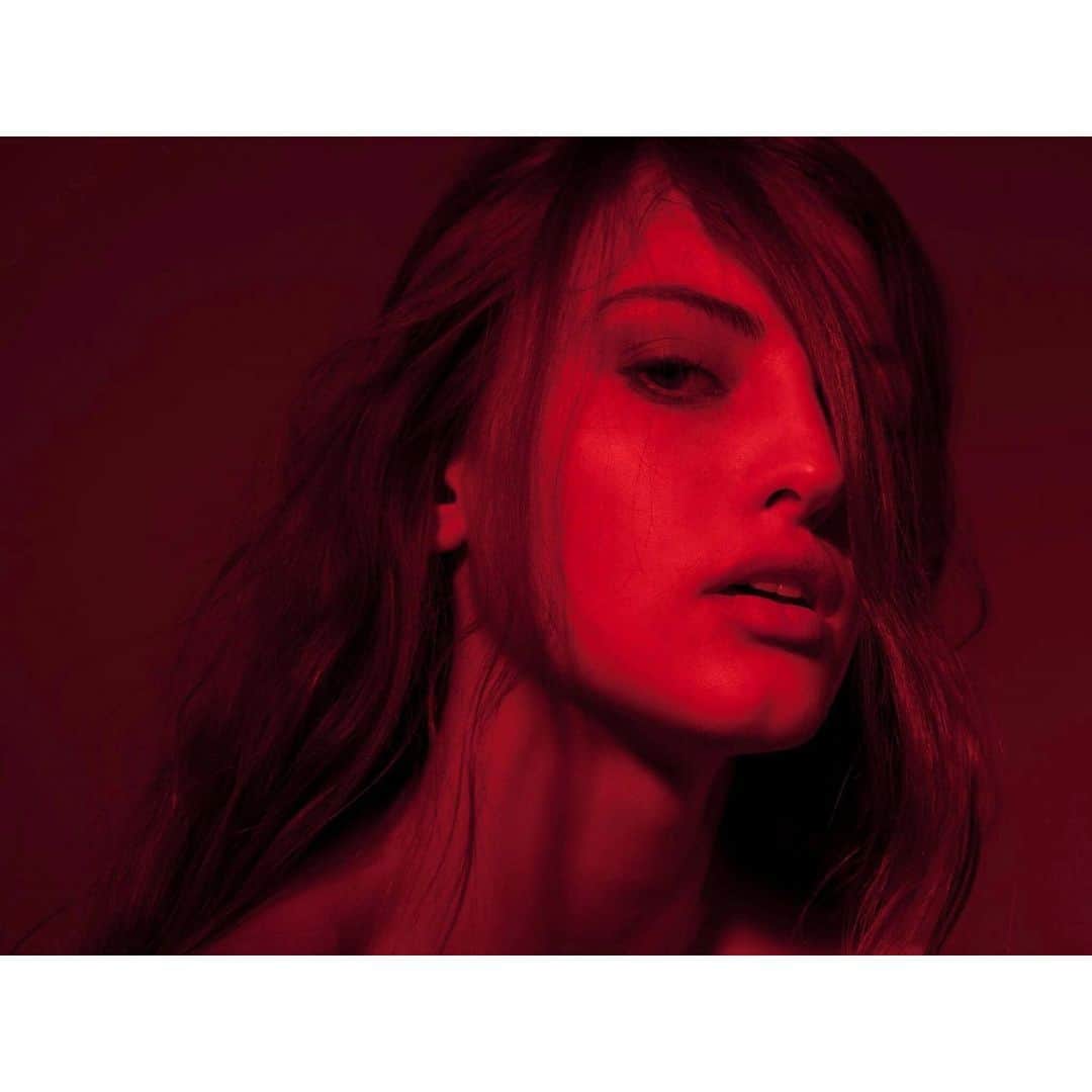 トゥルー・ミューレンのインスタグラム：「Scarlet weather」