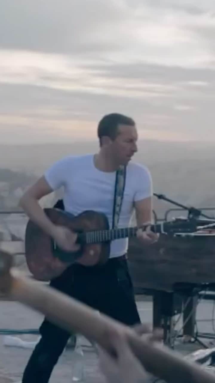 Coldplayのインスタグラム：「Today, one year ago, as the sun rose over Jordan 🇯🇴 #Arabesque #EverydayLife @stromae @femiakuti PH 🌙☀️」