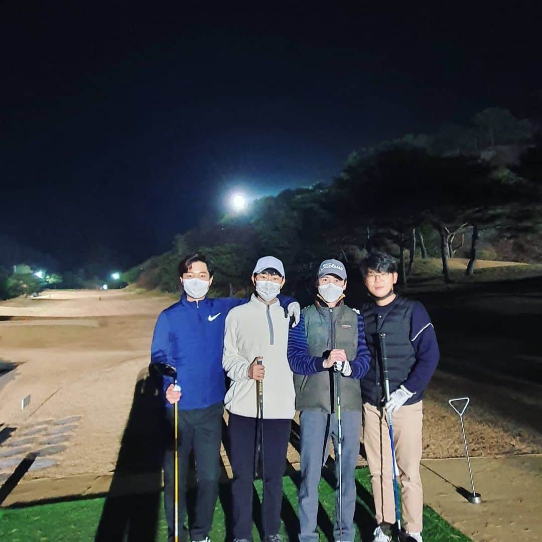 ヒョソク さんのインスタグラム写真 - (ヒョソク Instagram)「애들이 너무 잘친다.. 겨울은 너무 추워요🥶 감기조심 하세용  風邪に気をつけてください🤧  #광릉포레스트cc #골프 #golf #골프초보」11月23日 1時29分 - kimhyoseoks