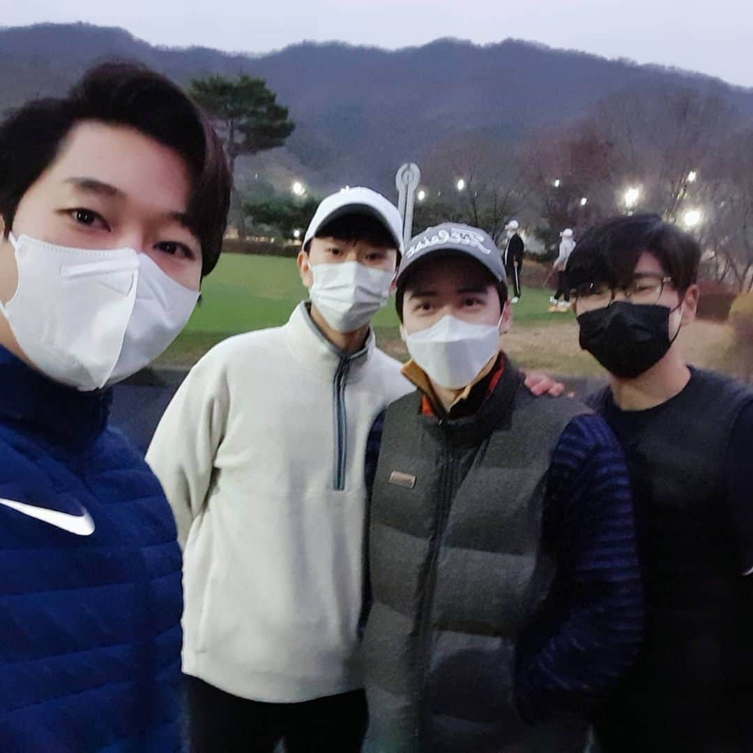 ヒョソク さんのインスタグラム写真 - (ヒョソク Instagram)「애들이 너무 잘친다.. 겨울은 너무 추워요🥶 감기조심 하세용  風邪に気をつけてください🤧  #광릉포레스트cc #골프 #golf #골프초보」11月23日 1時29分 - kimhyoseoks