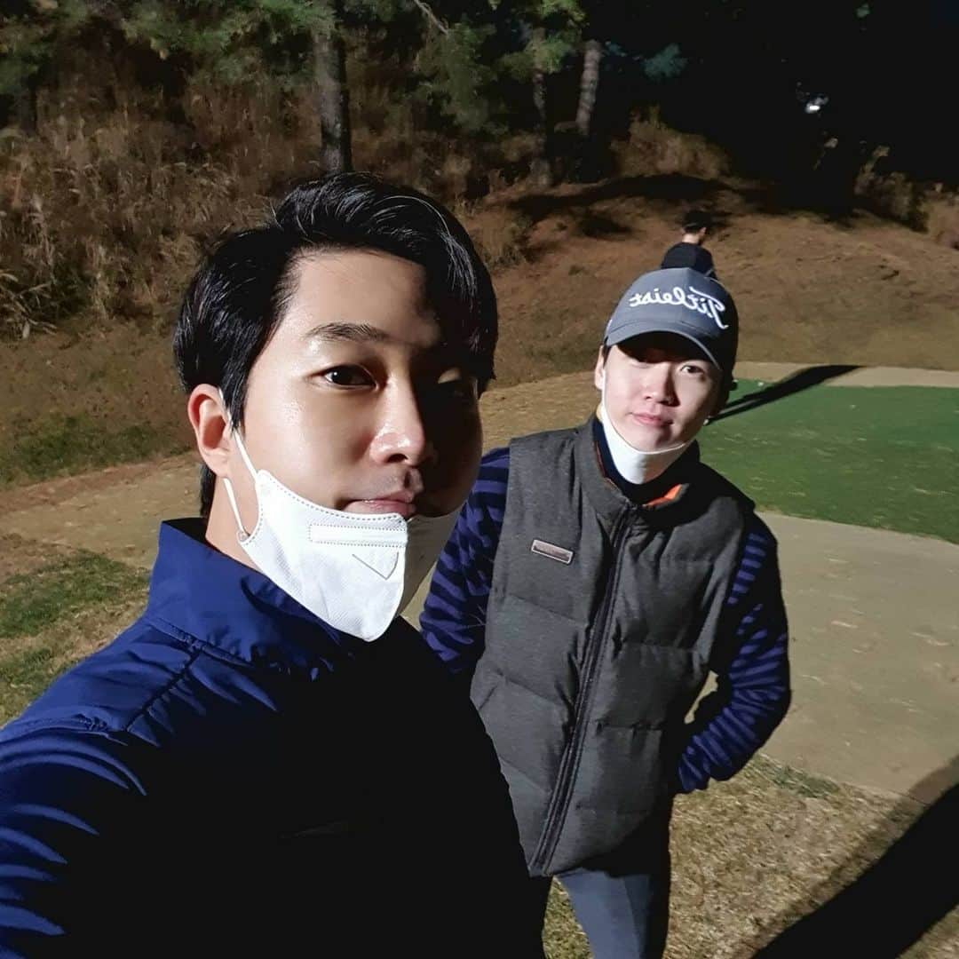 ヒョソク のインスタグラム：「애들이 너무 잘친다.. 겨울은 너무 추워요🥶 감기조심 하세용  風邪に気をつけてください🤧  #광릉포레스트cc #골프 #golf #골프초보」