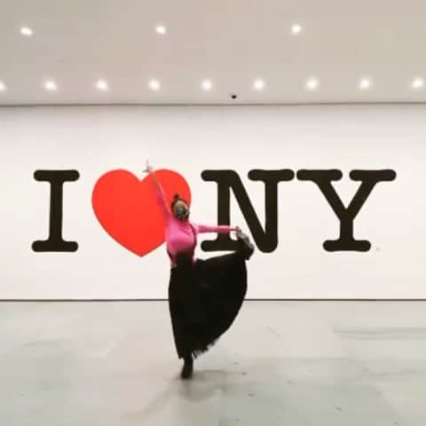 ニューヨーク近代美術館のインスタグラム：「This impromptu choreography by @xin_ying_dance is a whole mood 💃  Get into the groove in our galleries this holiday season—book your tickets at the link in our bio!  The dance floor: Our lobby installation features the late #MiltonGlaser’s iconic I ❤️ NY design.」